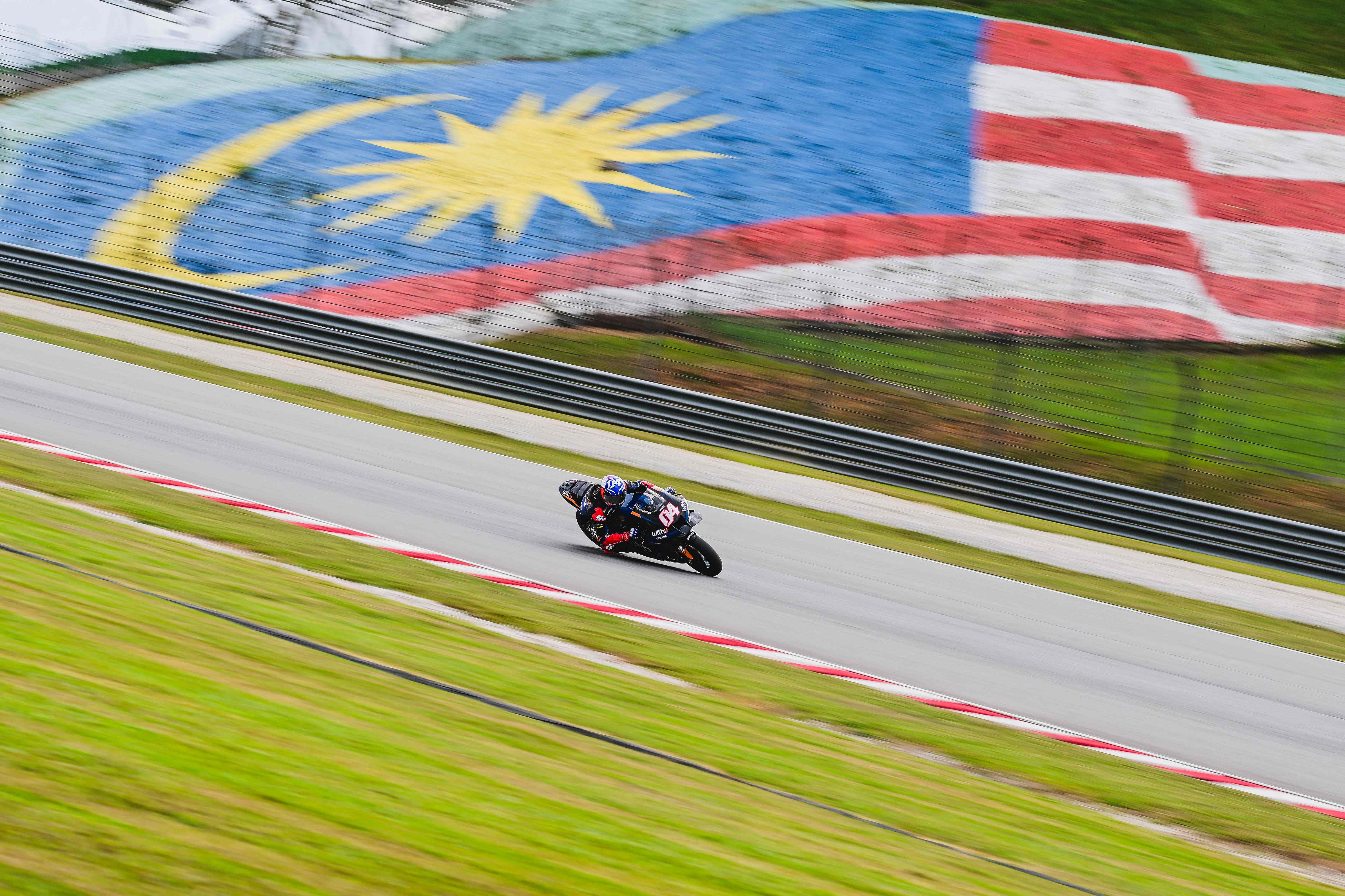 Pembalap WithU Yamaha RNF Andrea Dovizioso dalam sesi uji coba pramusim di Sirkuit Sepang Malaysia.