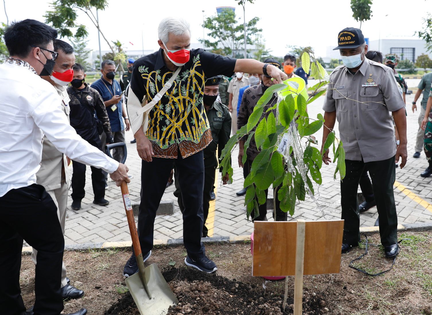 Gubernur Jawa Tengah Ganjar Pranowo menanam pohon bersama Persatuan Purnawirawan TNI AD (PPAD)