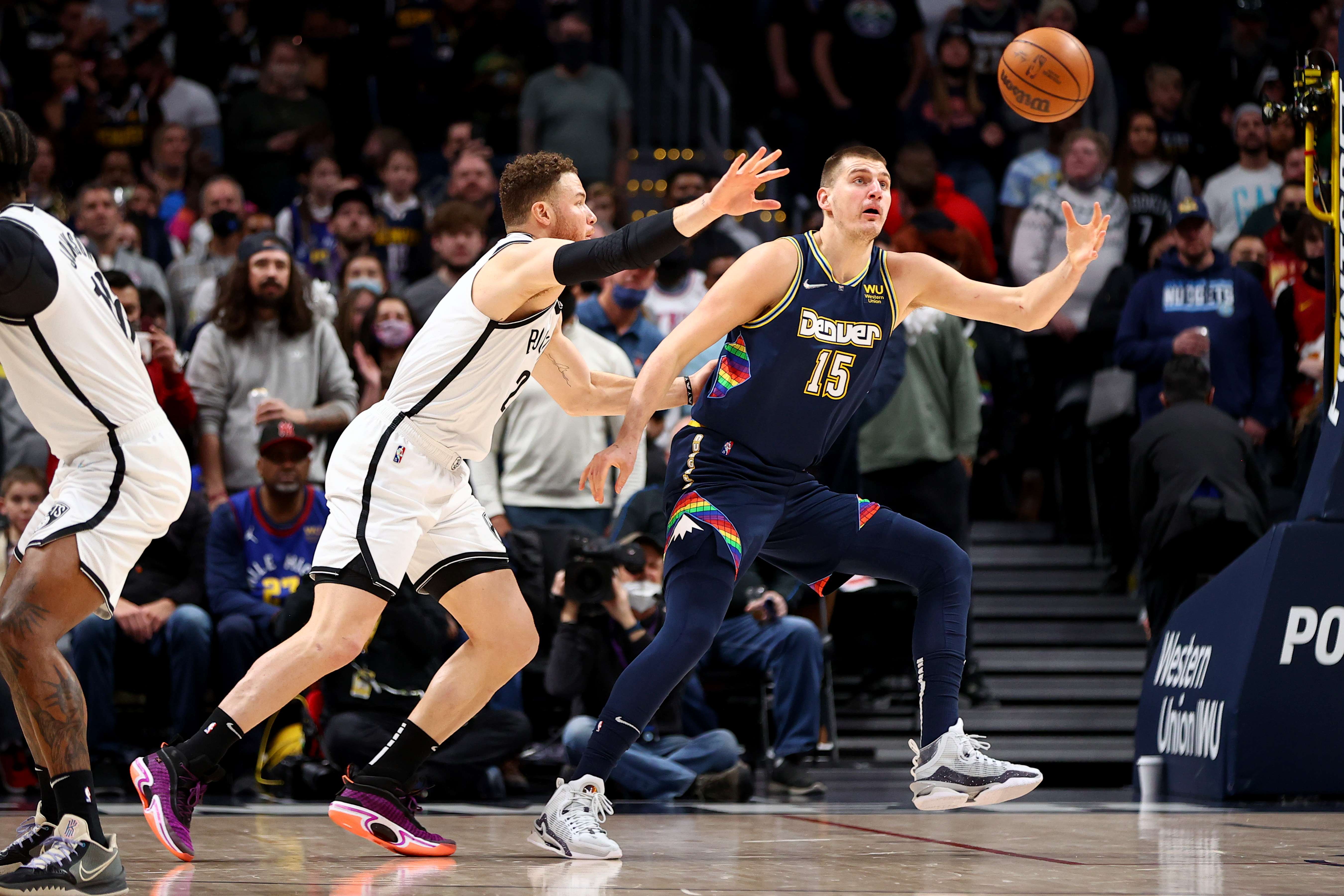 Bintang Ddenver Nuggets Nikola Jokic beraksi dalam laga NBA melawan Broklyn Nets.