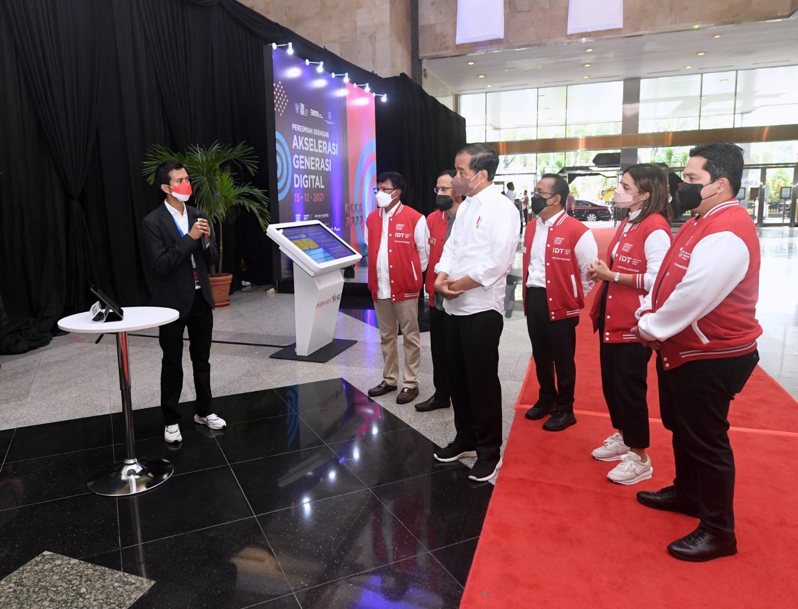 Founder dan CEO majoo, Adi Wahyu Rahadi (kiri) saat melakukan presentasi di depan Pesiden Jokowi.