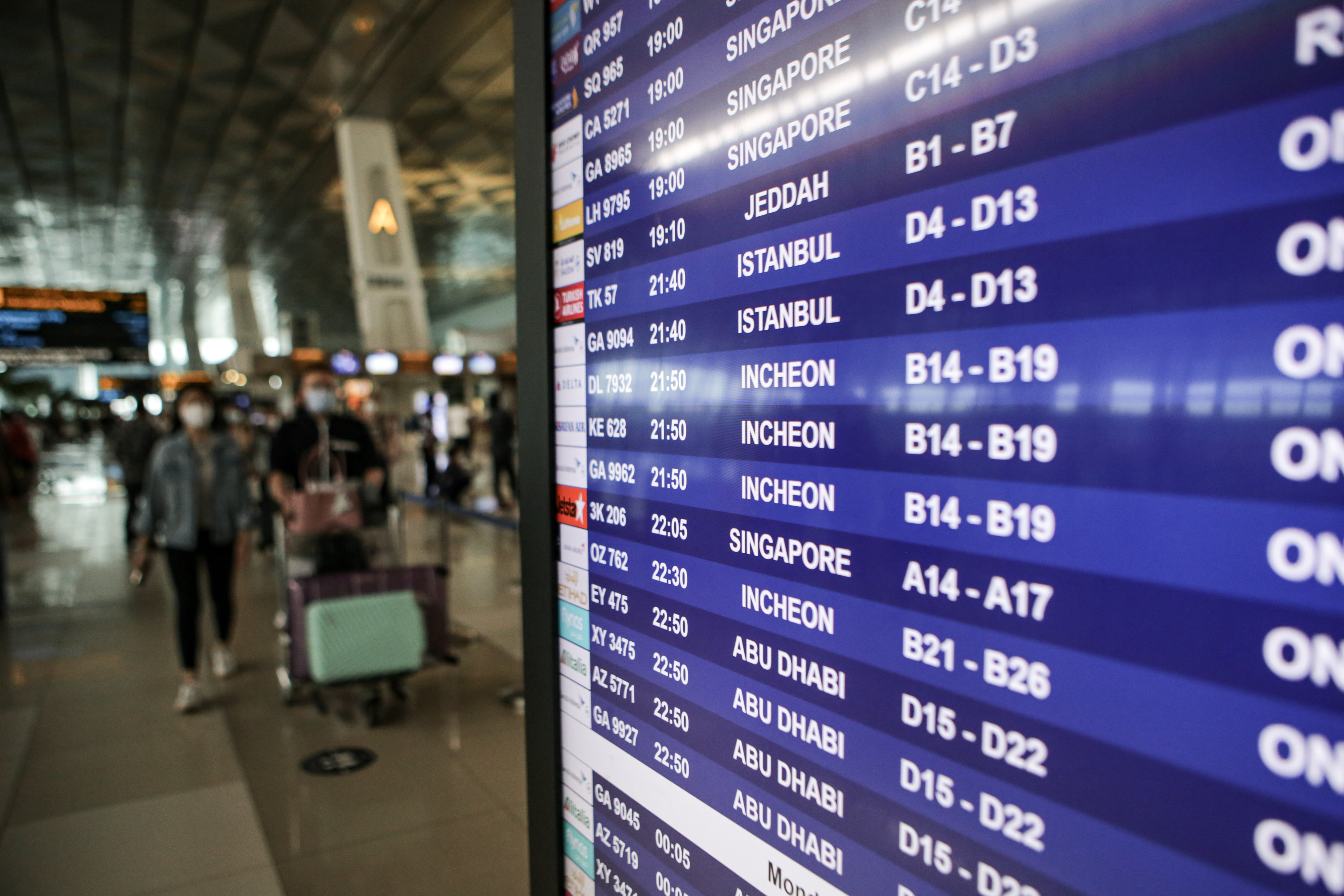 Calon penumpang pesawat berjalan di Terminal 3 Bandara Soekarno-Hatta.