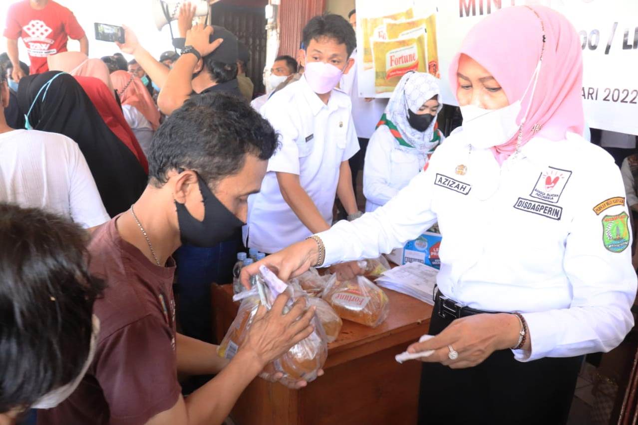 Pemerintah Kabupaten Musi Banyuasin menggelar operasi pasar minyak goreng, Kamis (24/2/2022).