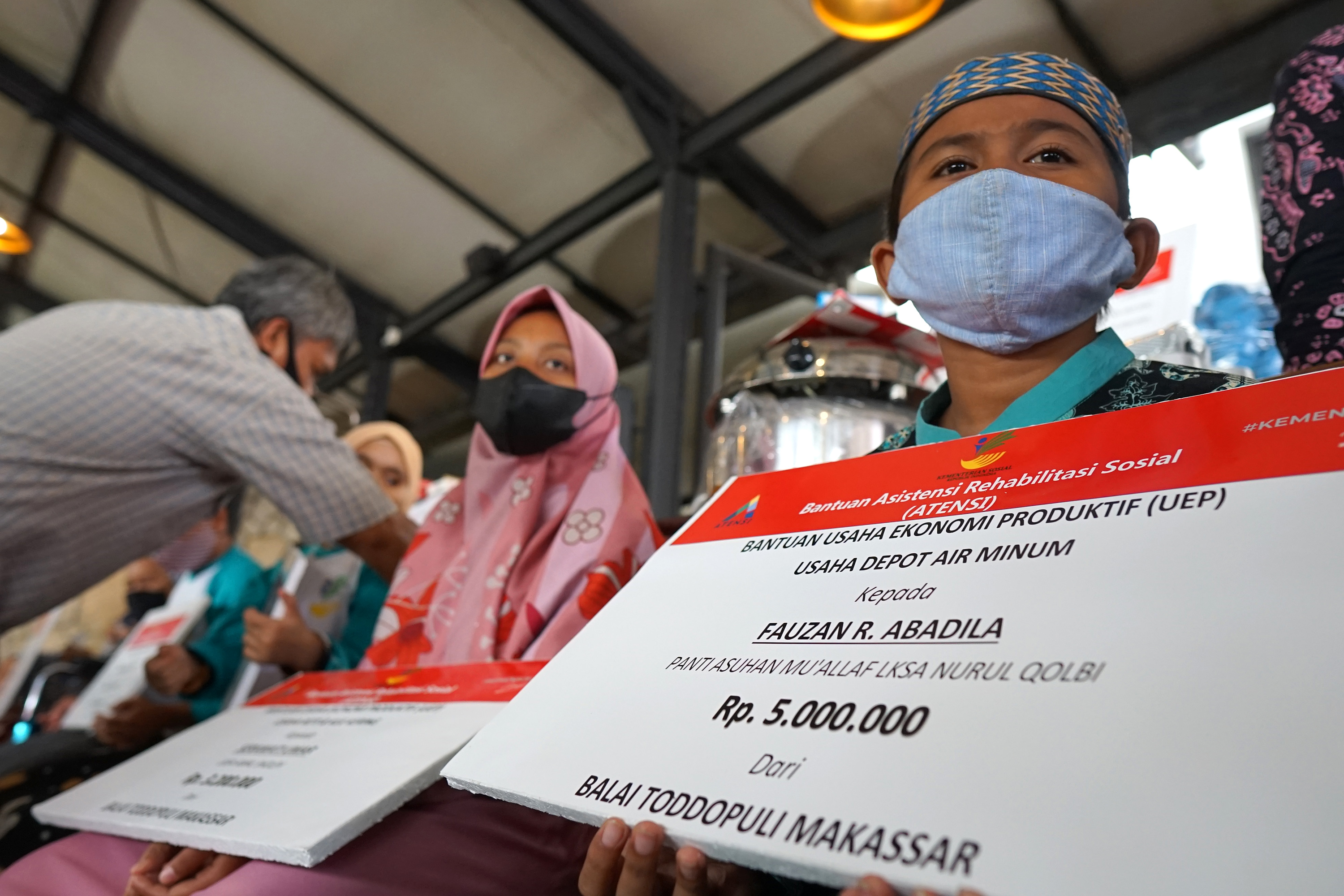 Penyaluran bantuan Asistensi Rehabilitasi Sosial (ATENSI) di Gorontalo, beberapa waktu lalu.