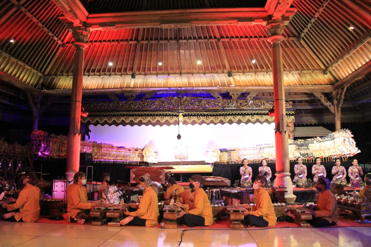 Pentas wayang kulit yang didukung oleh Mitratel.