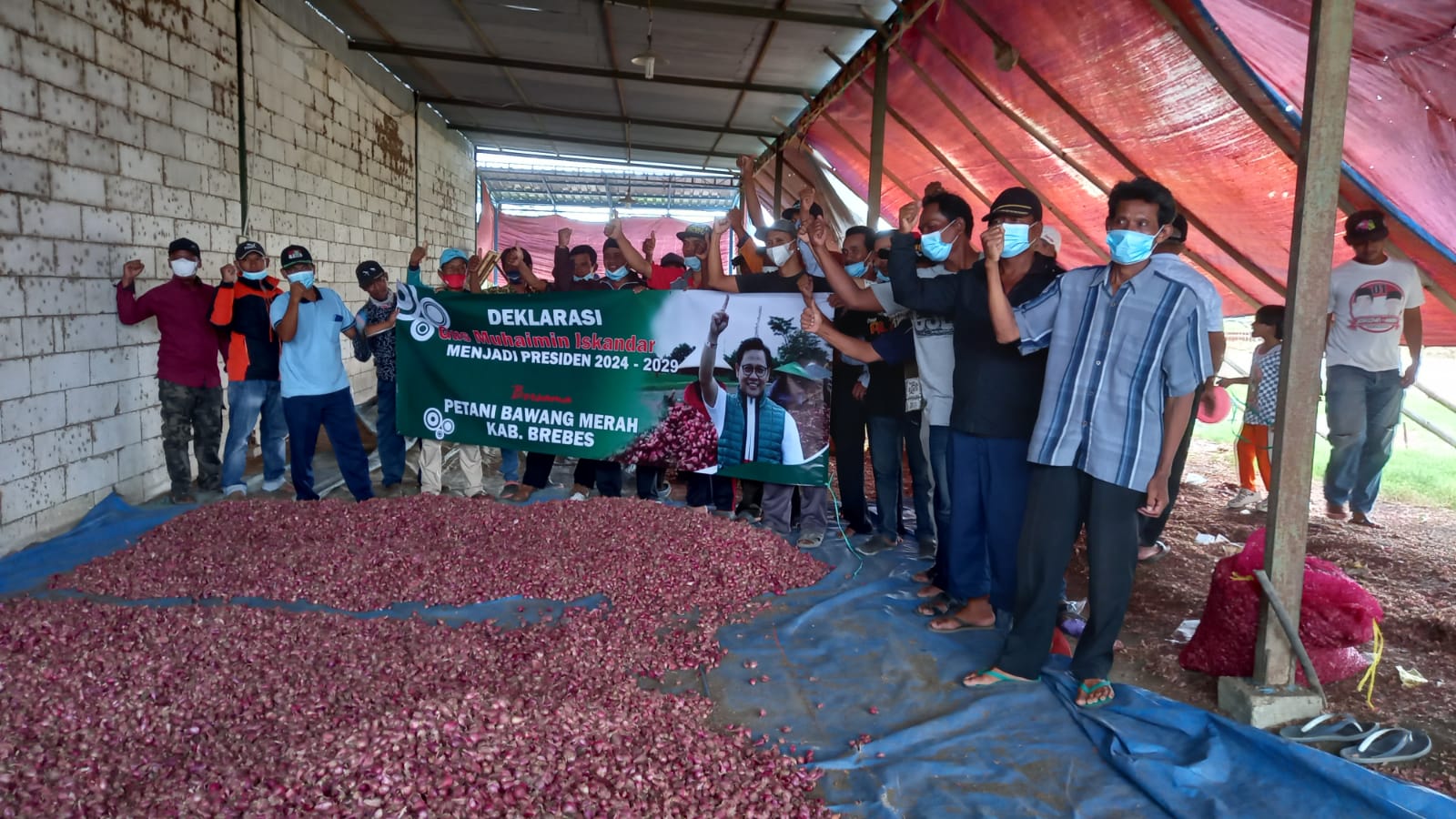 Petani bawang merah Kabupaten Brebes saat mendeklarasikan dukungan untuk Ketua Umum PKB Muhaemin Iskandar sebagai Capres 2024. 