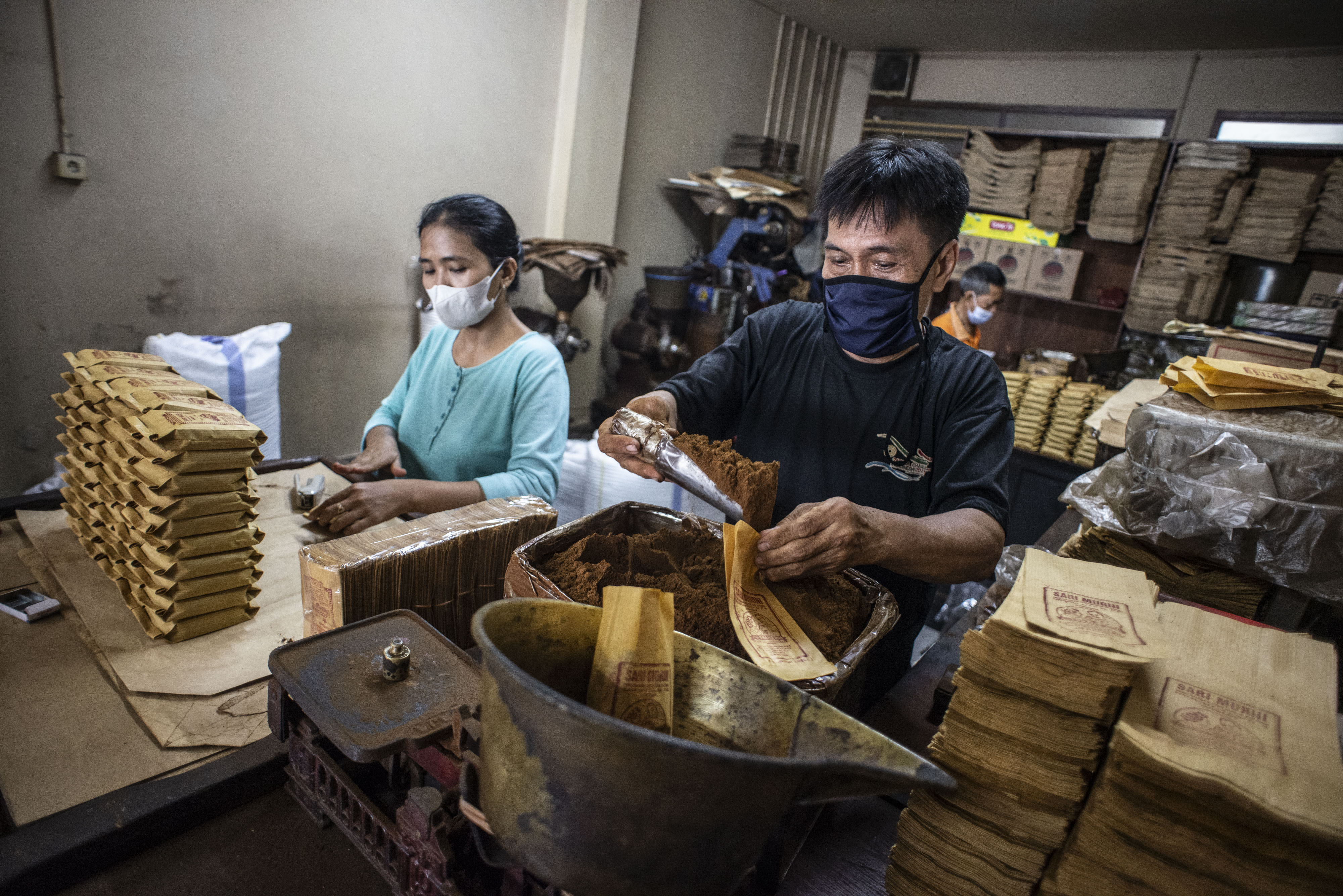Pekerja mengemas bubuk kopi ke dalam wadah di sebuah UMKM pengolahan kopii, Jatinegara, Jakarta, Rabu (5/1/2022). 