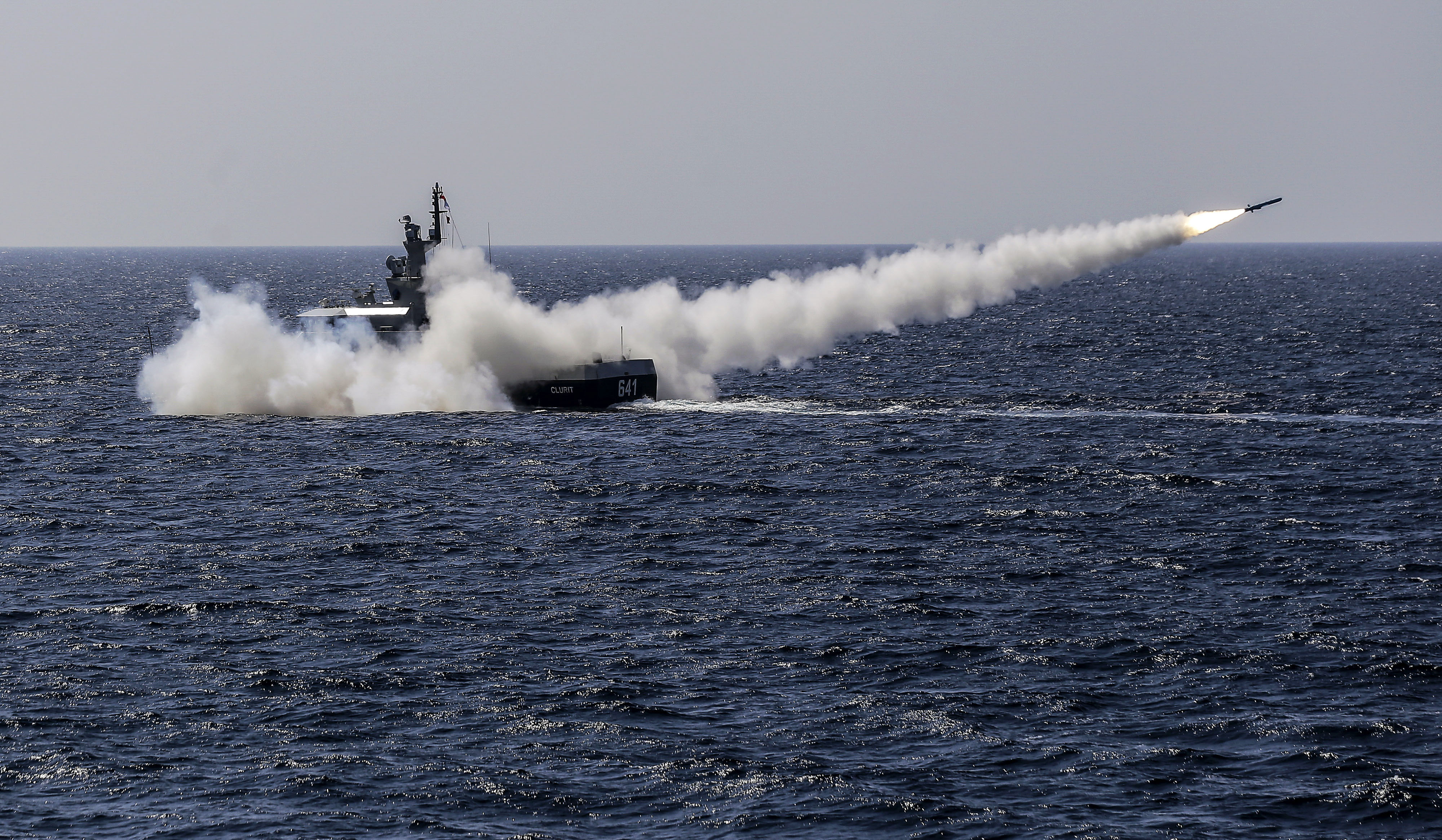 TNI Angkatan Laut melaksanakan latihan operasi laut gabungan di perairan Natuna, Kepulauan Riau, Kamis (8/4/2021). 