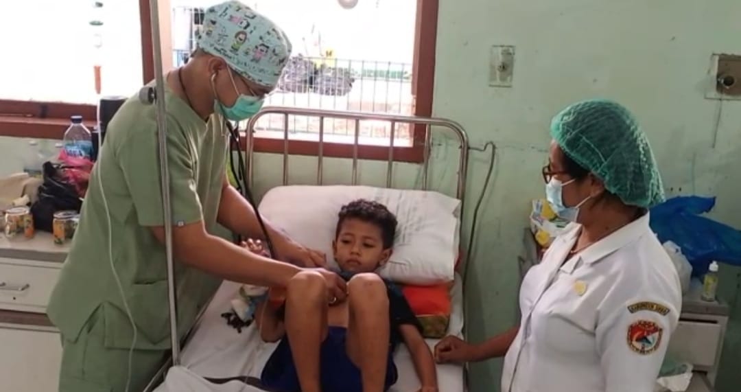 Pasien DBD di Kabupaten Sikka tengah dirawat di RSUD TC.Hillers Maumere, didominasi anak-anak.