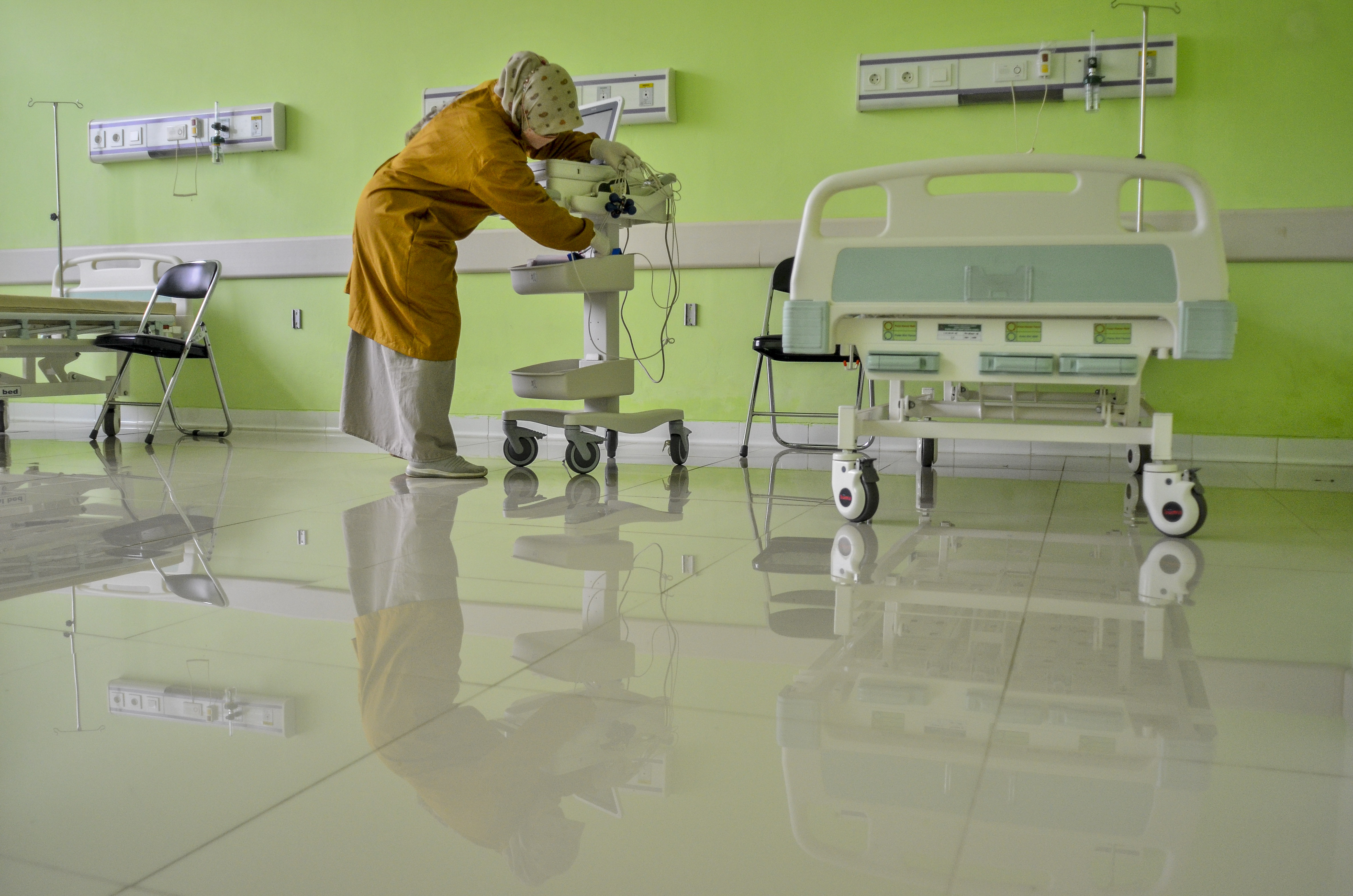  PENAMBAHAN TEMPAT TIDUR: Tenaga kesehatan menyiapkan ruang isolasi covid-19 di RSUD Kawali, Kabupaten Ciamis, Jawa Barat.