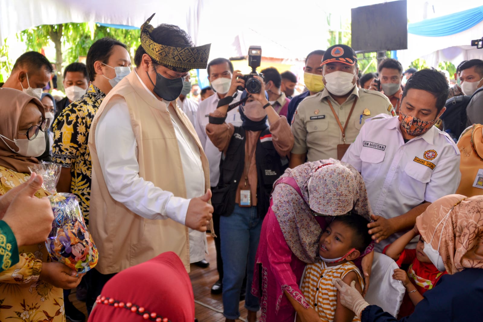 Menko Perekonomian Airlangga Hartarto meninjau acara vaksinasi di Sekolah Dasar Negeri (SDN) 158 Pekanbaru, Provinsi Riau, Jumat (25/2).