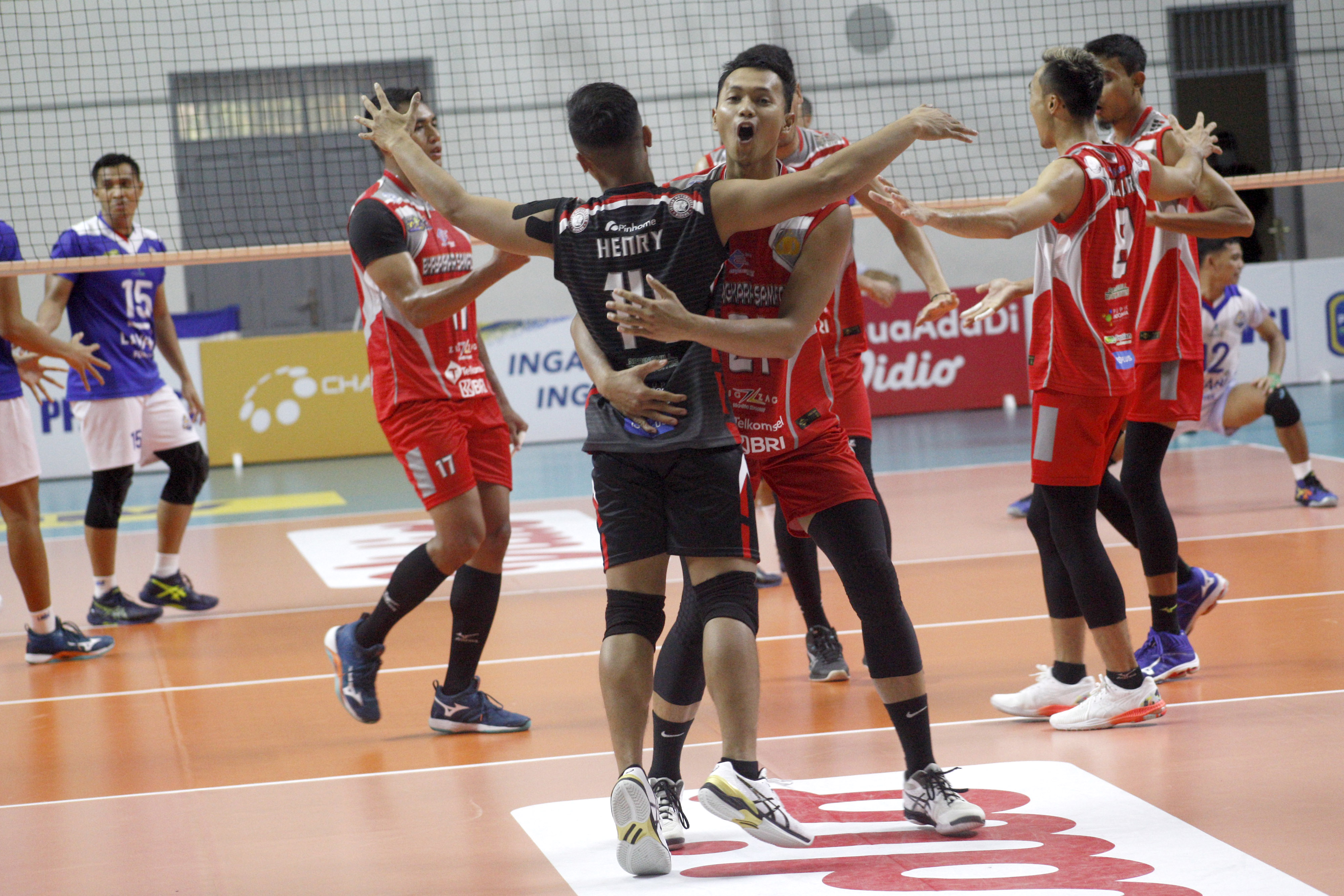 Sejumlah pebola voli Surabaya Bhayangkara Samator melakukan selebrasi setelah mencetak poin.