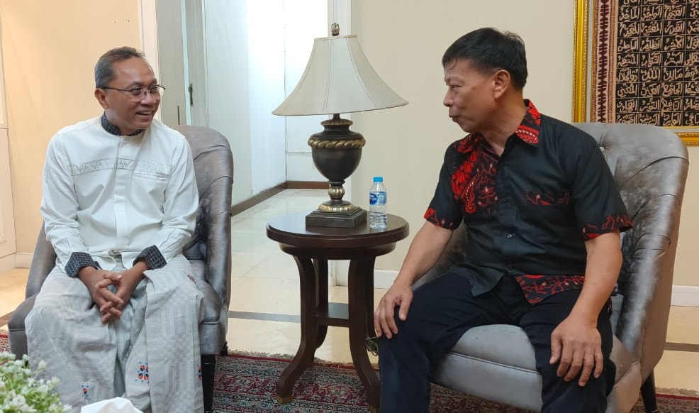 Ketua Umum DPP PAN Zulkifli Hasan (kiri) berbincang dengan tokoh pemuda Batanghari Sembilan, Lampung, H. Darussalam, SH (kanan).