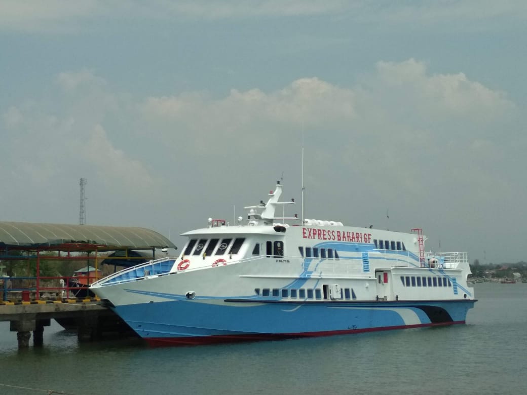 KMP Express Bahari 6F bersandar di Pelabuhan Kartini Jepara setelah adanya peringatan gelombang tinggi di laut Jepara, Rabu (20/1/2022).