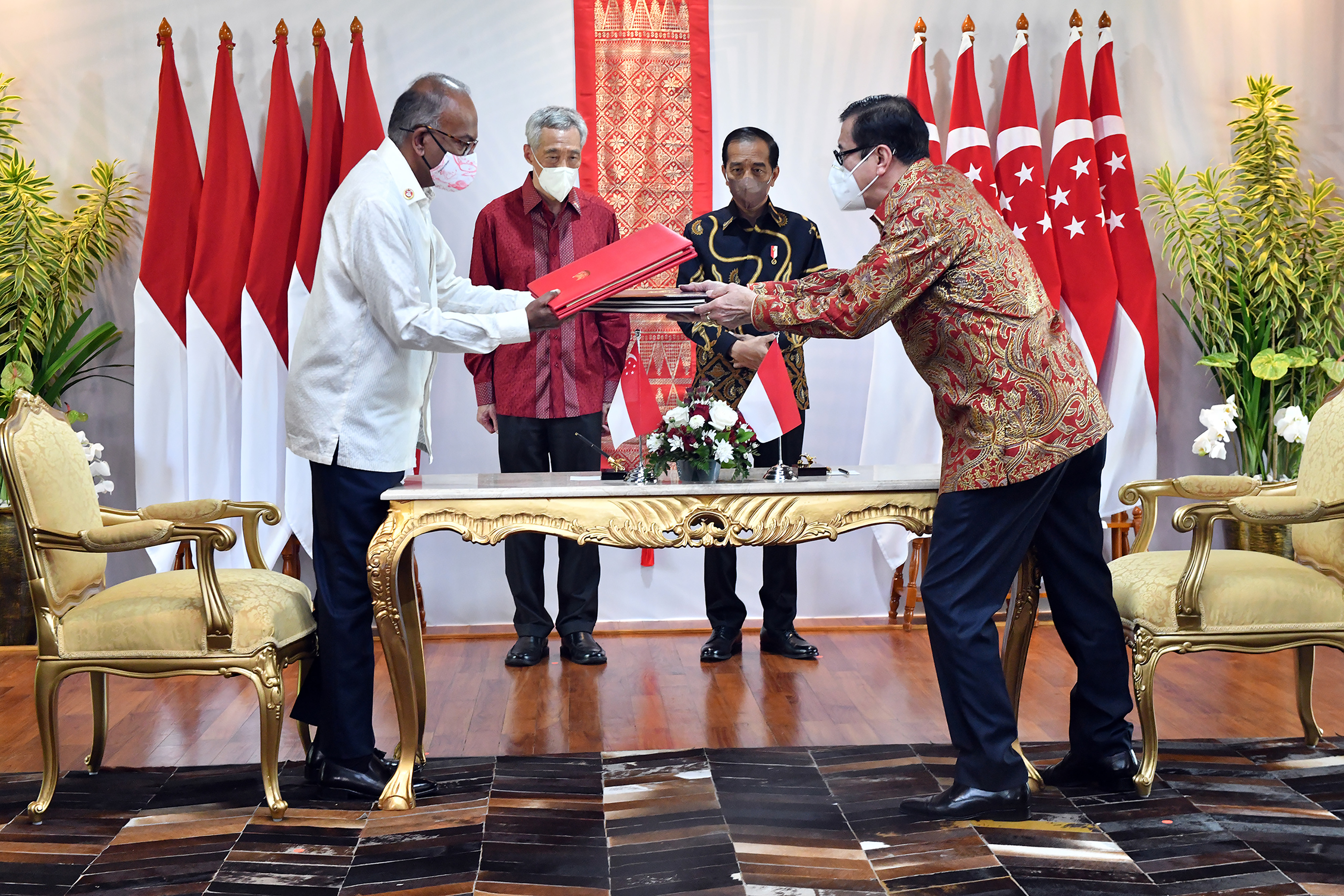 Penandantangan perjanjian ekstradisi Indonesia-Singapura yang disaksikan Presiden Joko Widodo dan Perdana Menteri Lee Hsien Loong