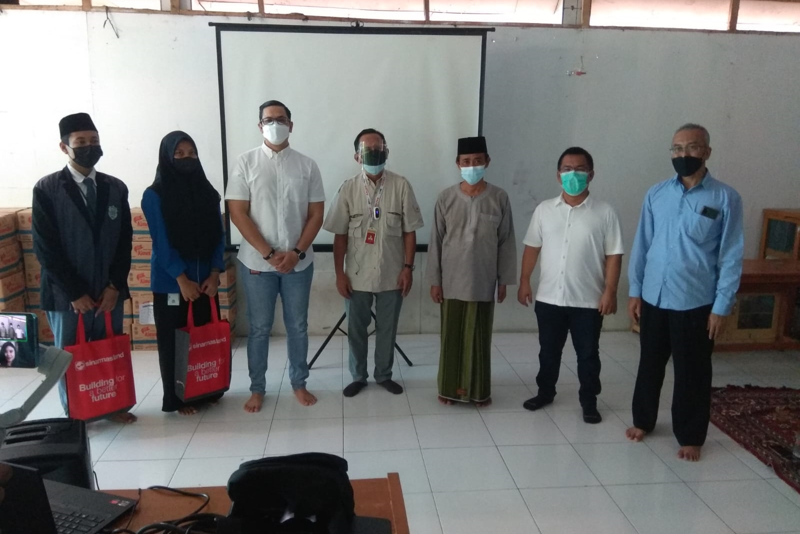 Bantuan bagi para santri dan anak yatim piatu diberikan guna memenuhi kebutuhan sehari-hari mereka.