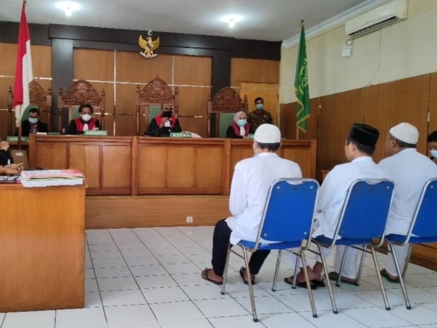 Sidang perdana tiga petinggi NII di Garut.