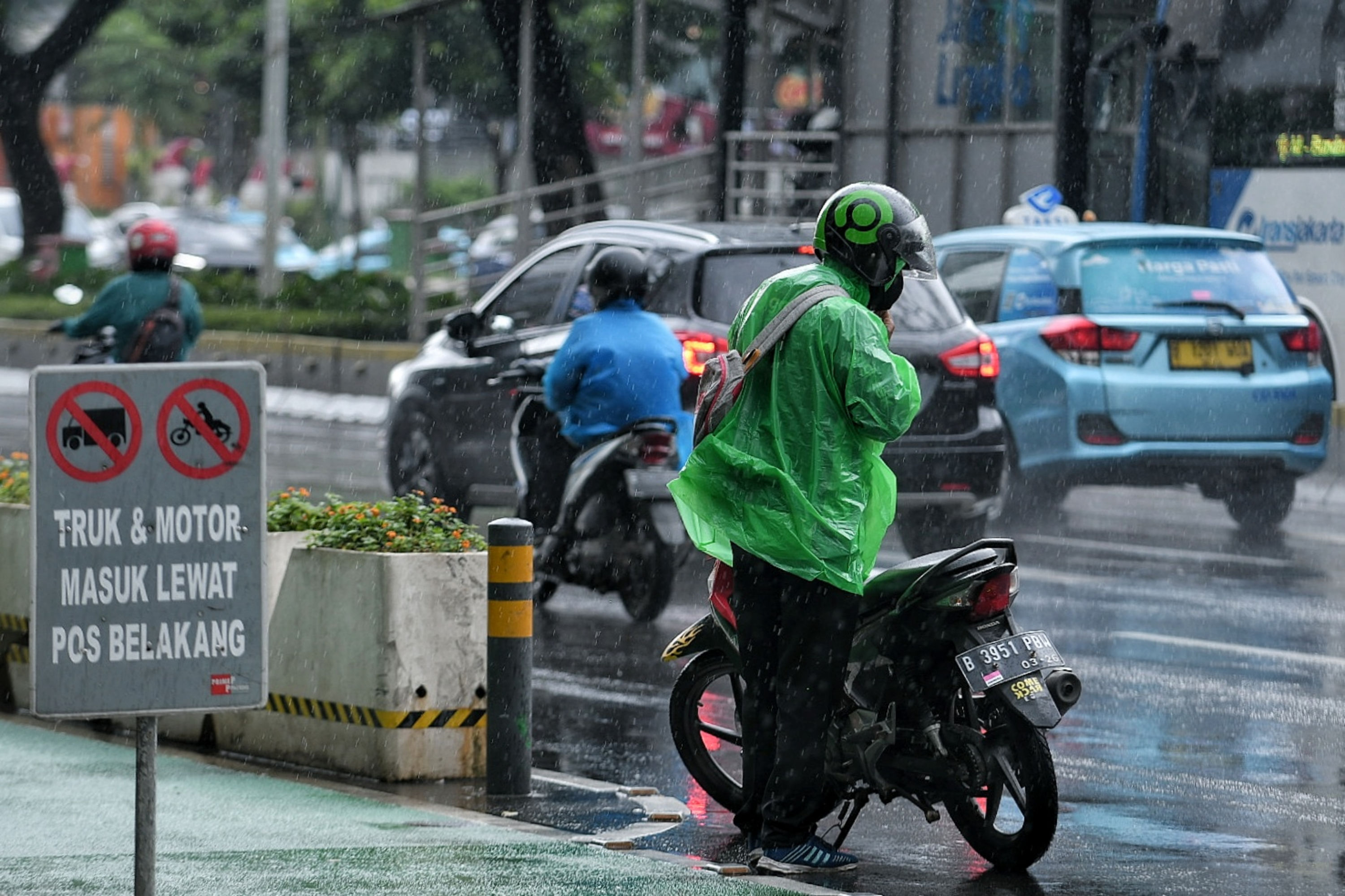Waspada Hujan Disertai Kilat/Petir di Jaksel, Jakbar dan Jaktim