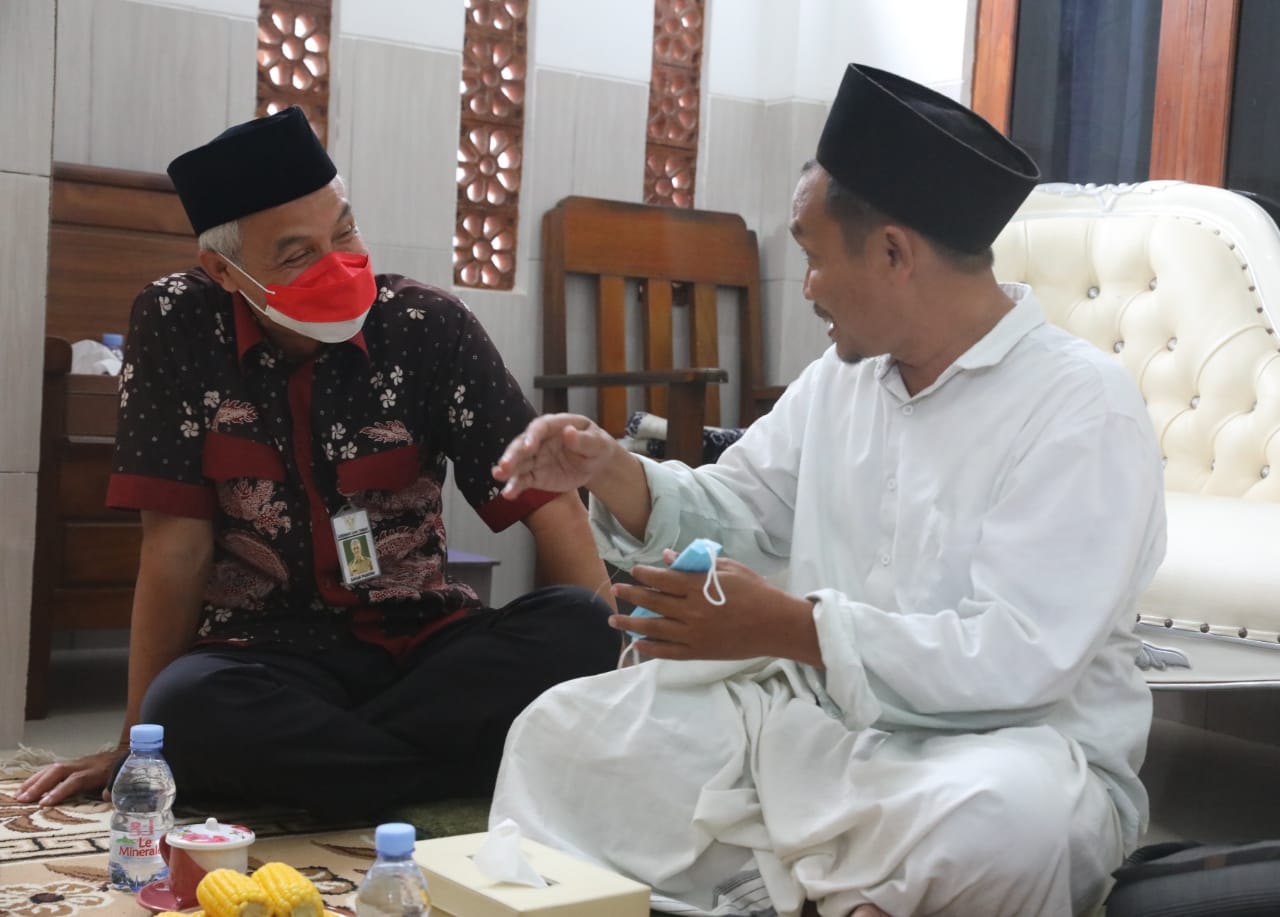 Gubernur Jateng Ganjar Pranowo saat silaturahmi dengan Gus Baha.