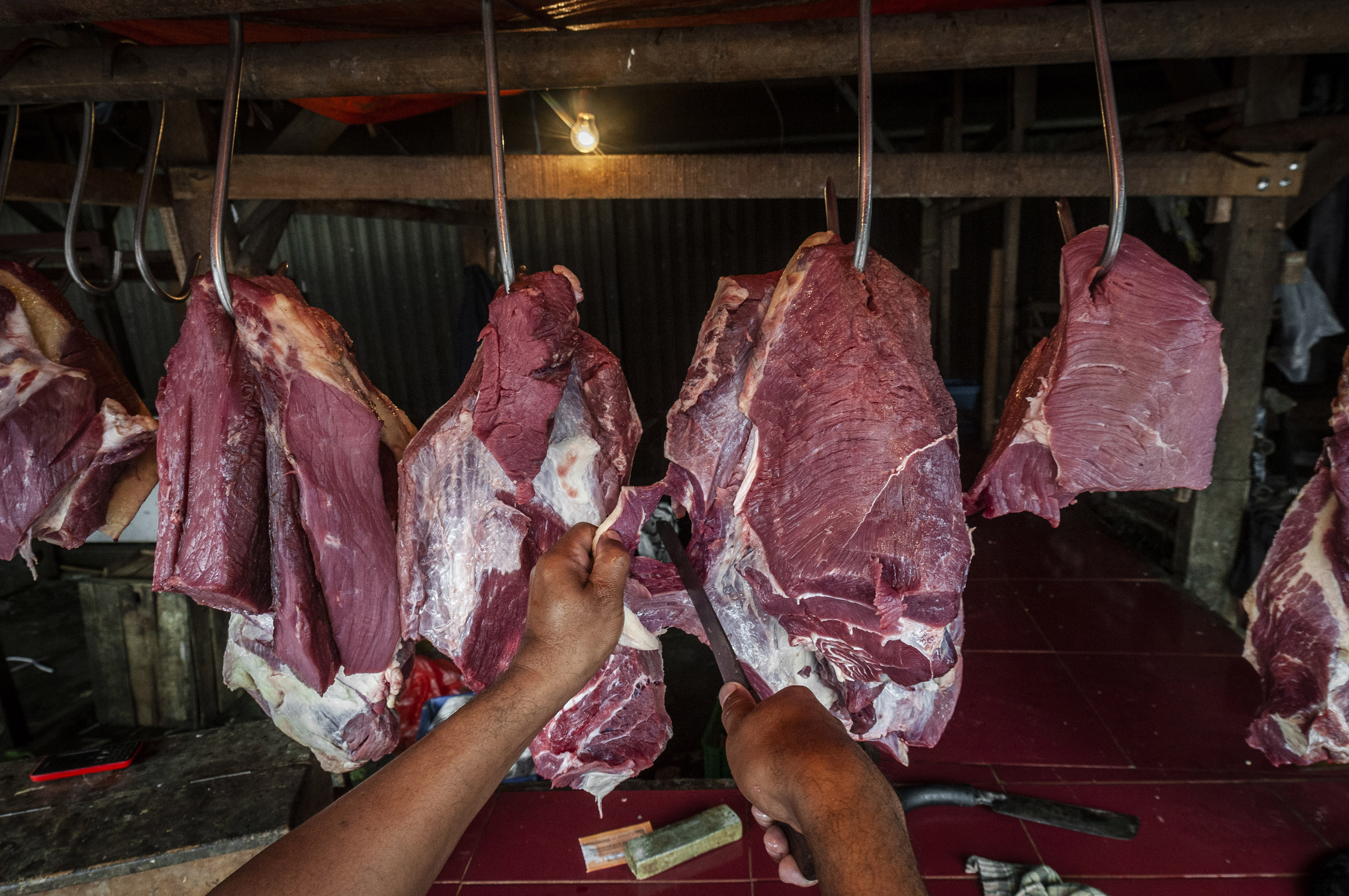 Pedagang memotong daging sapi di Pasar Rangkasitung, Banten