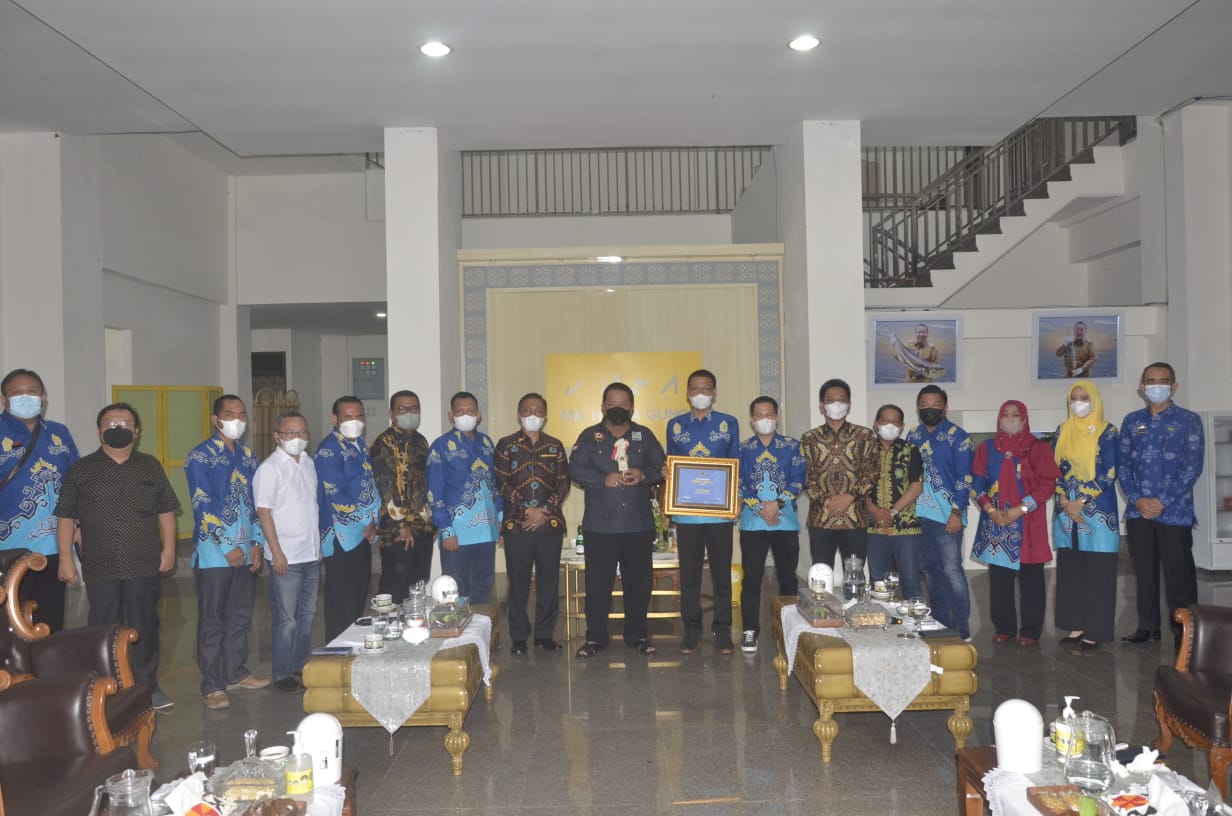 Lampung Arinal Djunaidi menerima Penghargaan Seksi Wartawan Olahraga (Siwo) PWI Pusat 2022.