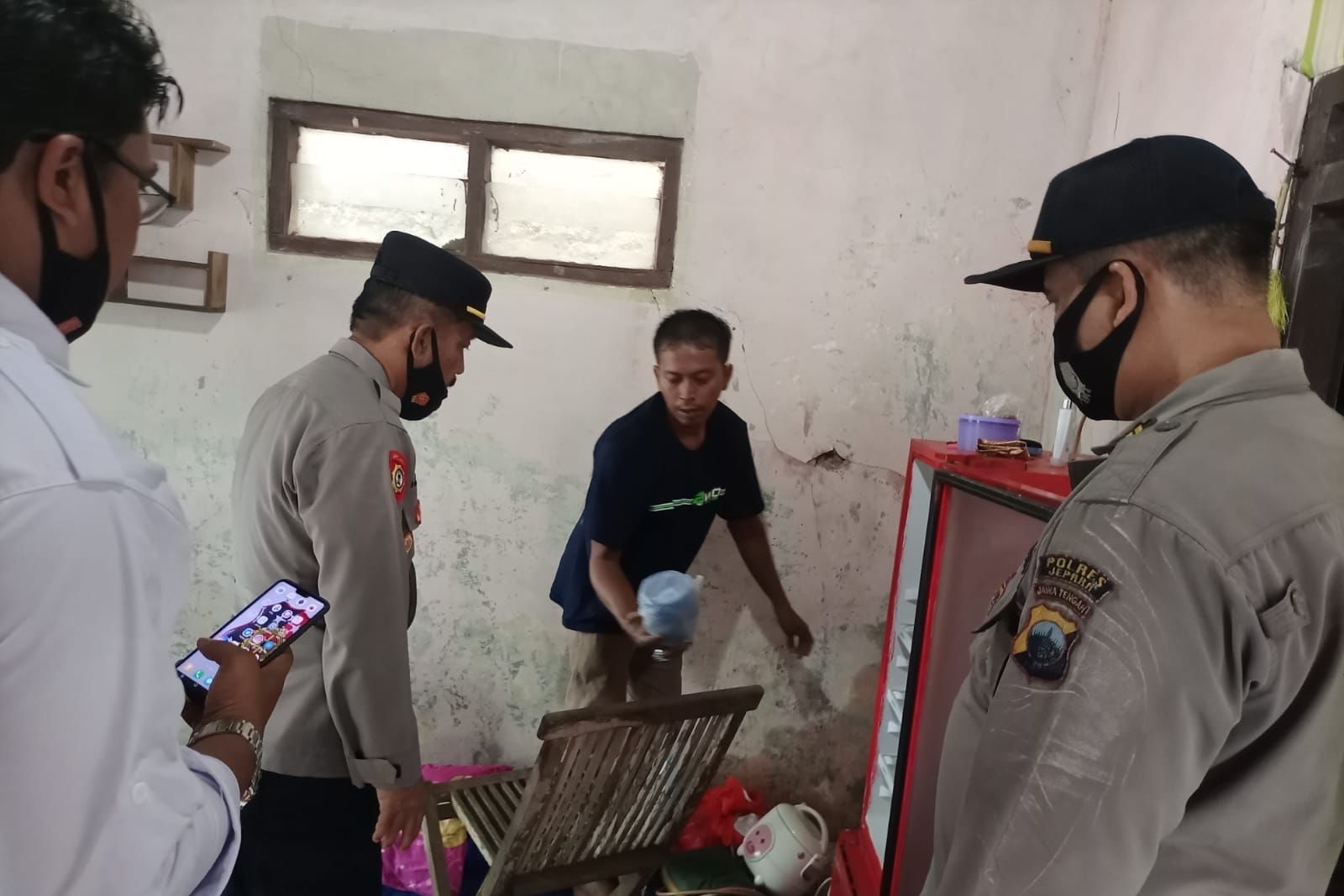 Polisi melakukan pemeriksaan di lokasi kejadian usai pesta miras di Desa Karang Gondang, Kecamatan Mlonggo, Kabupaten Jepara.