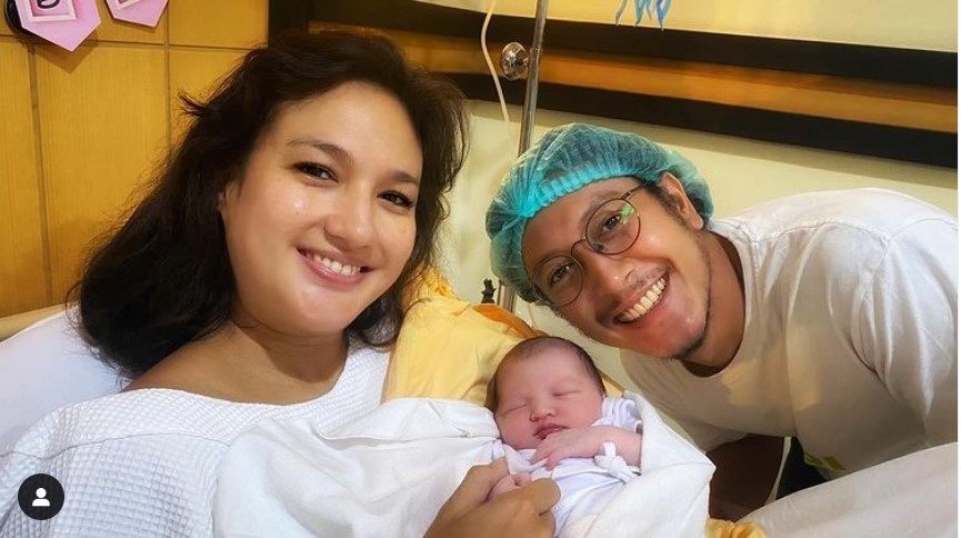 Pasangan selebritas Nadine Chandrawinata dan Dimas Anggara bersama buah hati mereka.