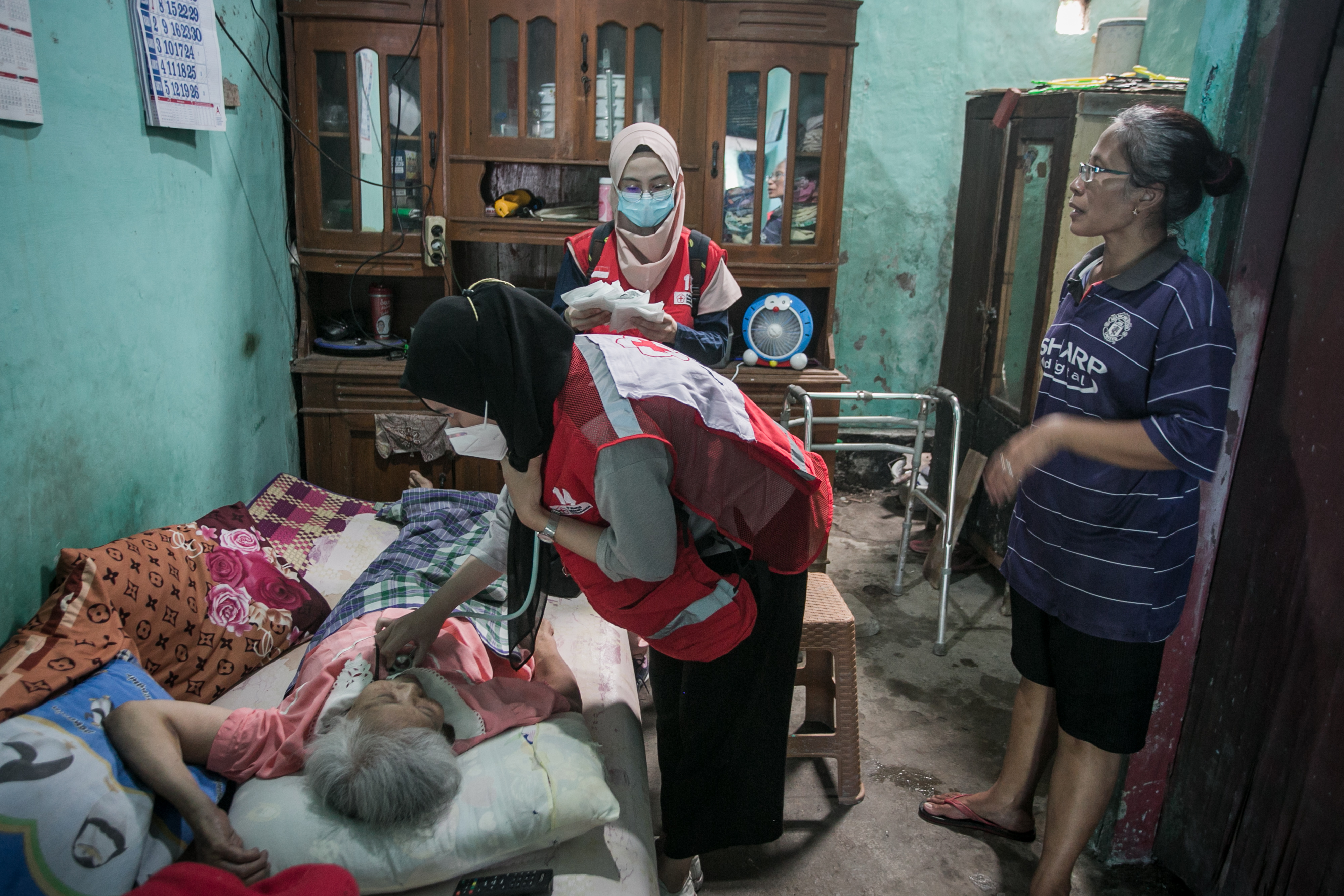 LAYANAN KESEHATAN: Dokter muda dari FK UNS memeriksa kesehatan warga. Indonesia masih sangat kekurangan dokter umum maupun spsialis untuk la