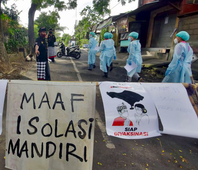 Petugas kesehatan memasuki area isolasi mandiri untuk pendataan bagi warga yang terpapar covid-19.