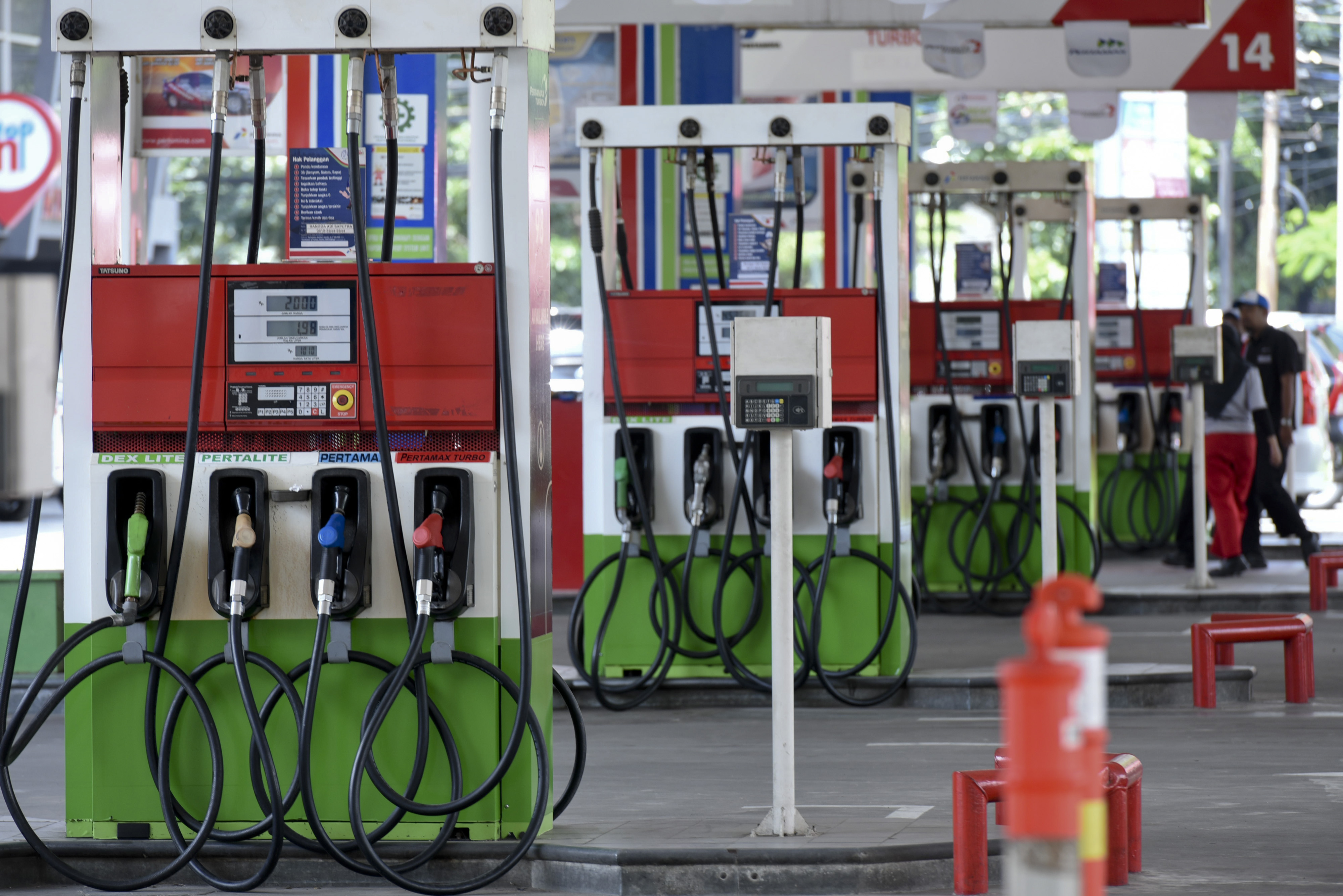 Petugas SPBU bersiap melayani pembeli bakar minyak (BBM) di SPBU daerah Jakarta Pusat.