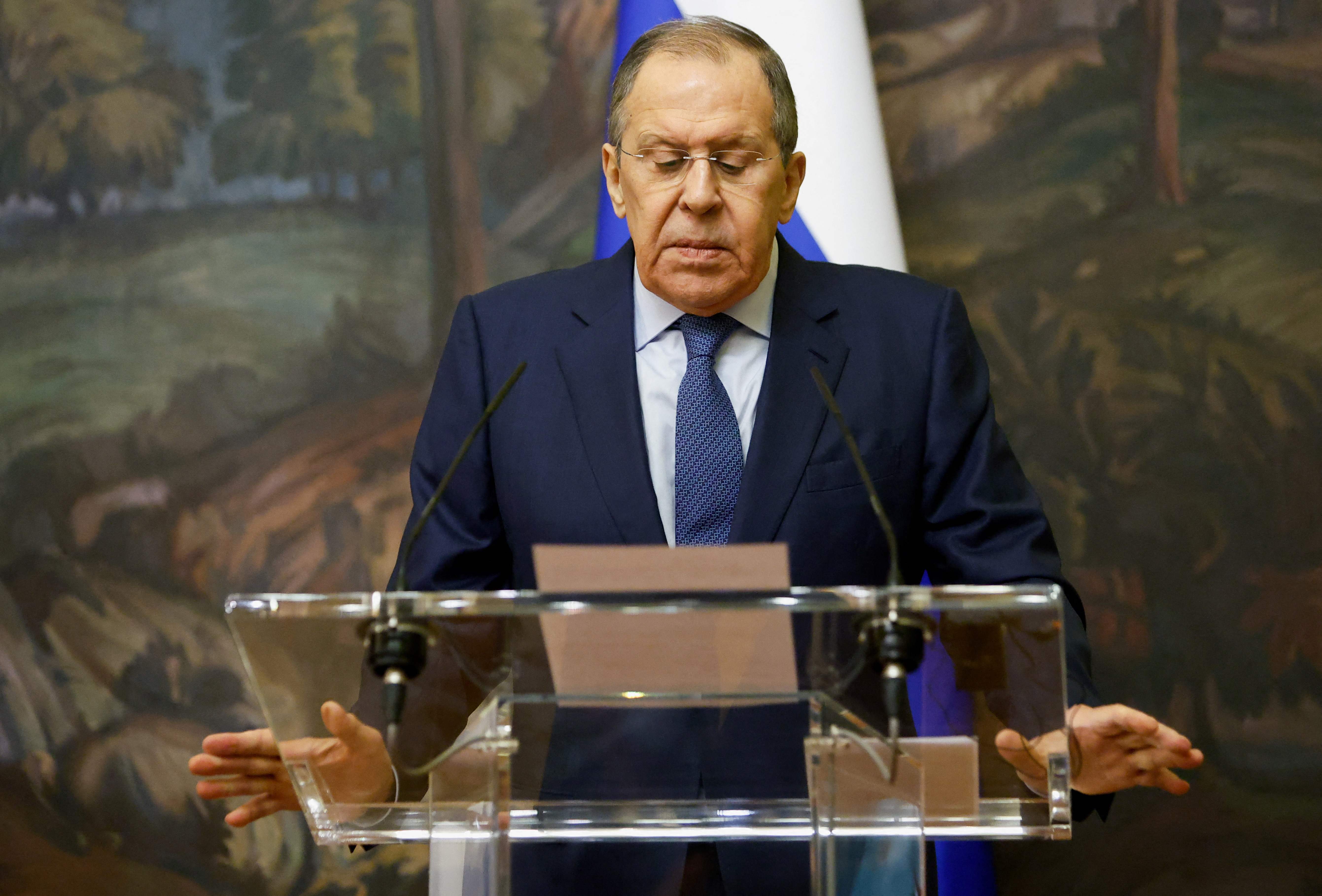 Menteri Luar Negeri Rusia Sergei Lavrov saat menrima kunjungan Menlu Yunani ke Moskow, Rusia, Jumat (18/2).  