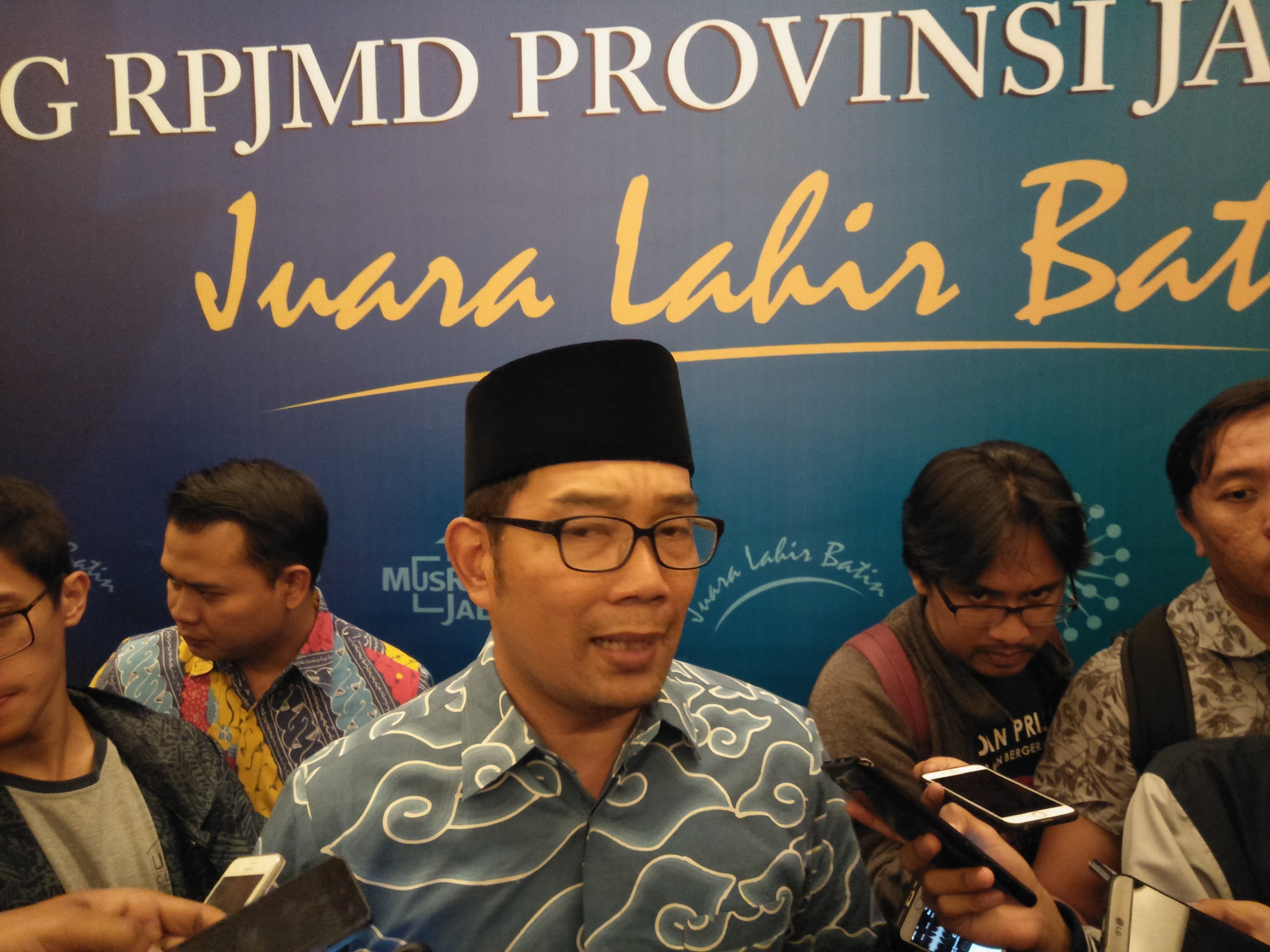 Gubernur Jawa Barat Ridwan Kamil saat meresmikan kerja sama untuk membangun ekonomi keumatan di Bandung.