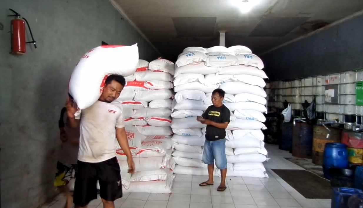 Distributor Kacang Kedelai Alam Sari terpaksa menaikkan harga lantaran berkurangnya pasokan dari luar negeri. 