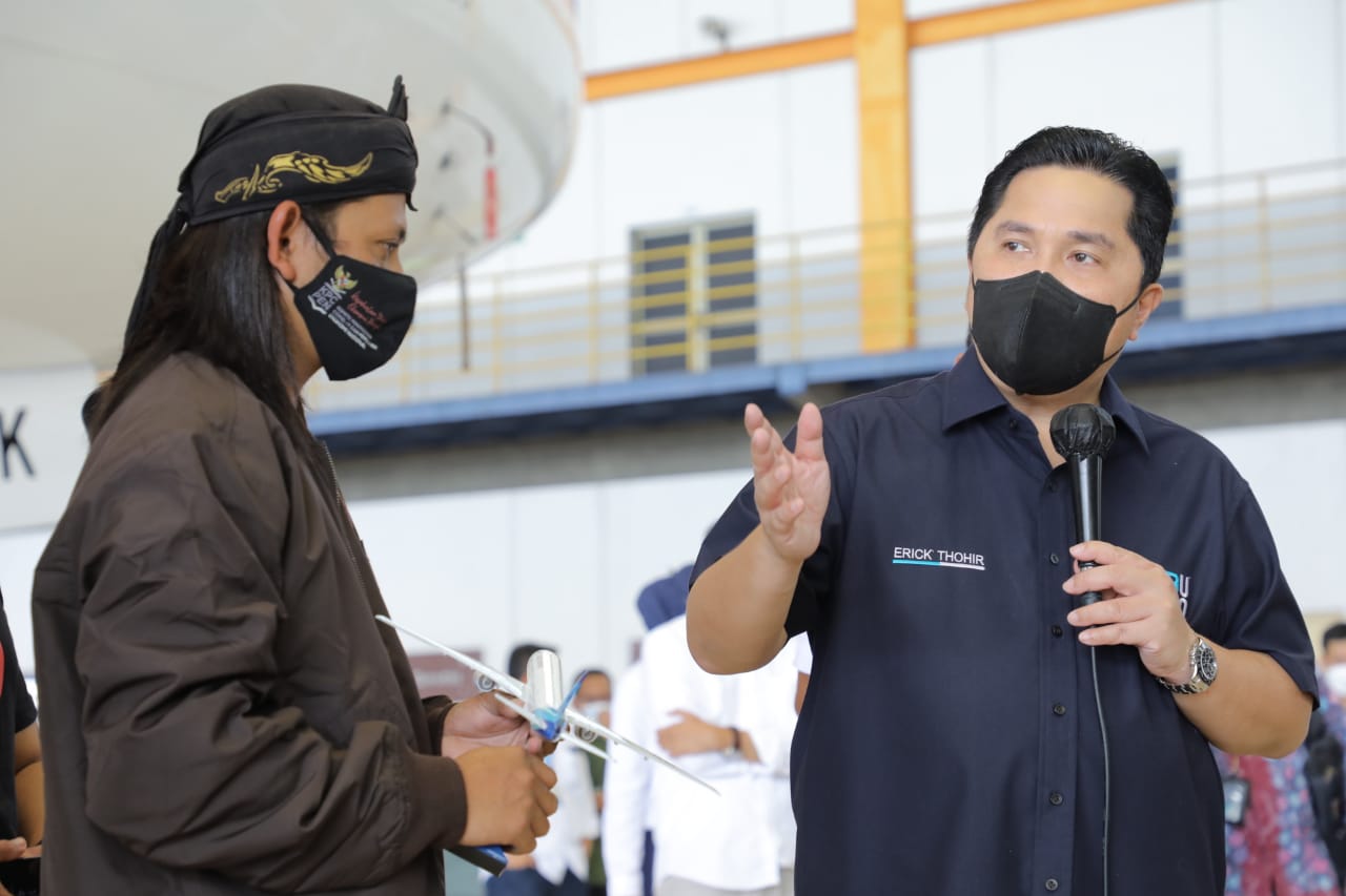 Menteri BUMN Erick Thohir  bertemu pembuat miniatur pesawat Garuda Indonesia, Khomaidi alias Gus Humaidi, di GMF Bandara Soeta, Selasa (15/2