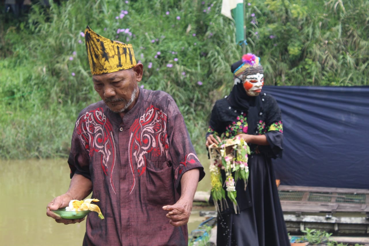Manyampir Buhaya, Tradisi Memberi Makan Siluman Buaya