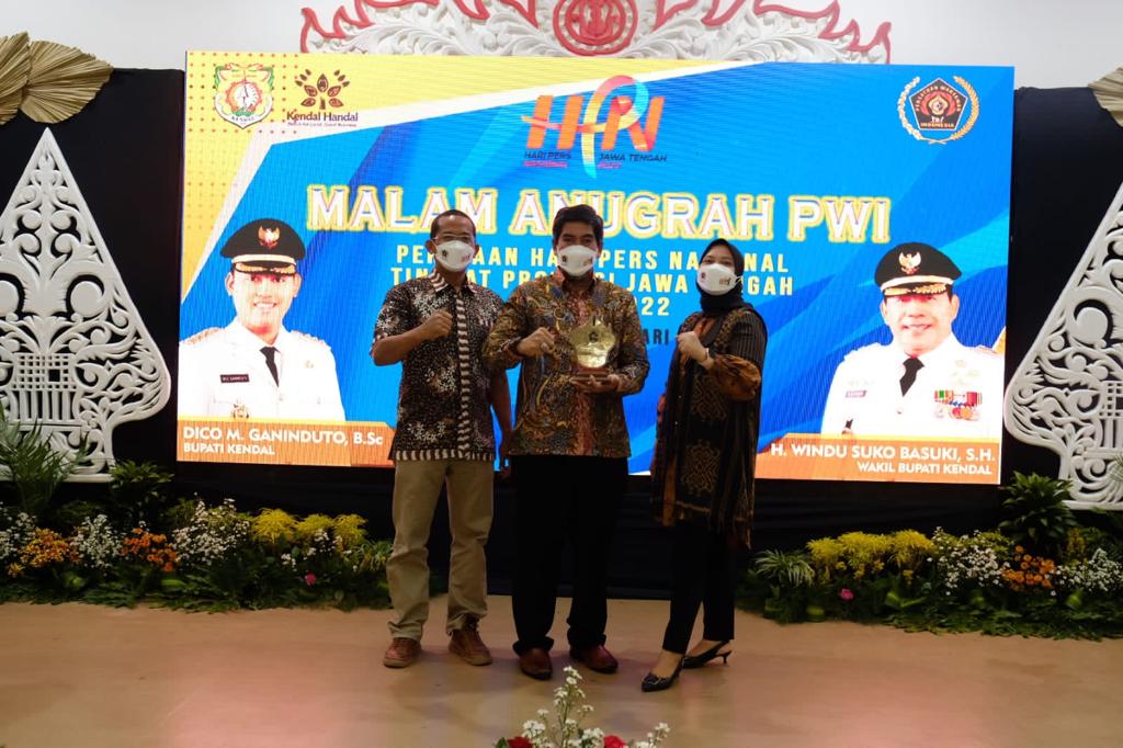 PT Semen Gresik (PTSG) menerima penghargaan khusus dari Persatuan Wartawan Indonesia (PWI) Jawa Tengah