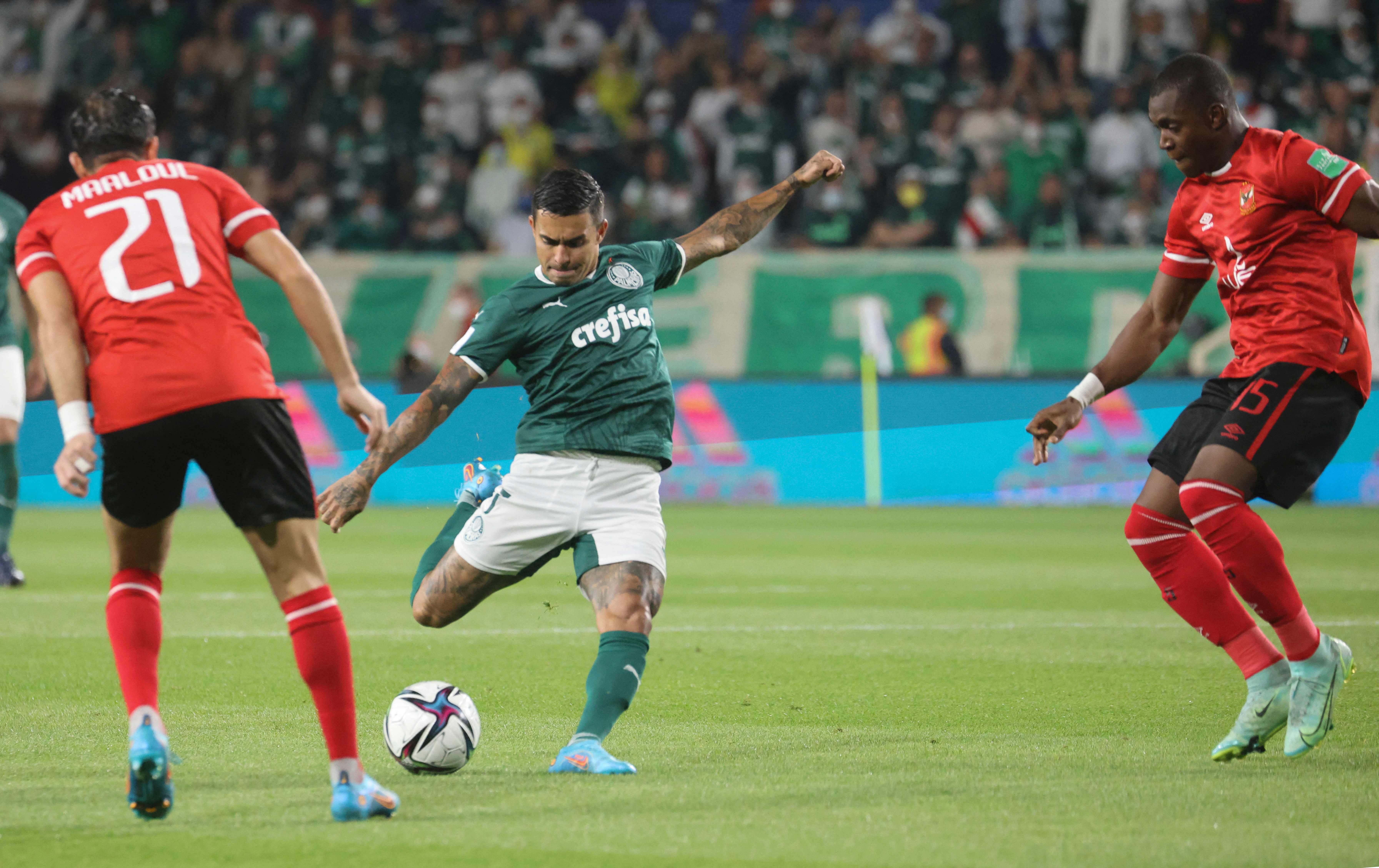Pemain Palmeiras Dudu (tengah)