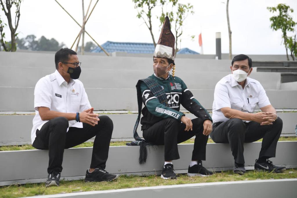 Presiden Joko Widodo di kawasan Pantai Bebas Parapat