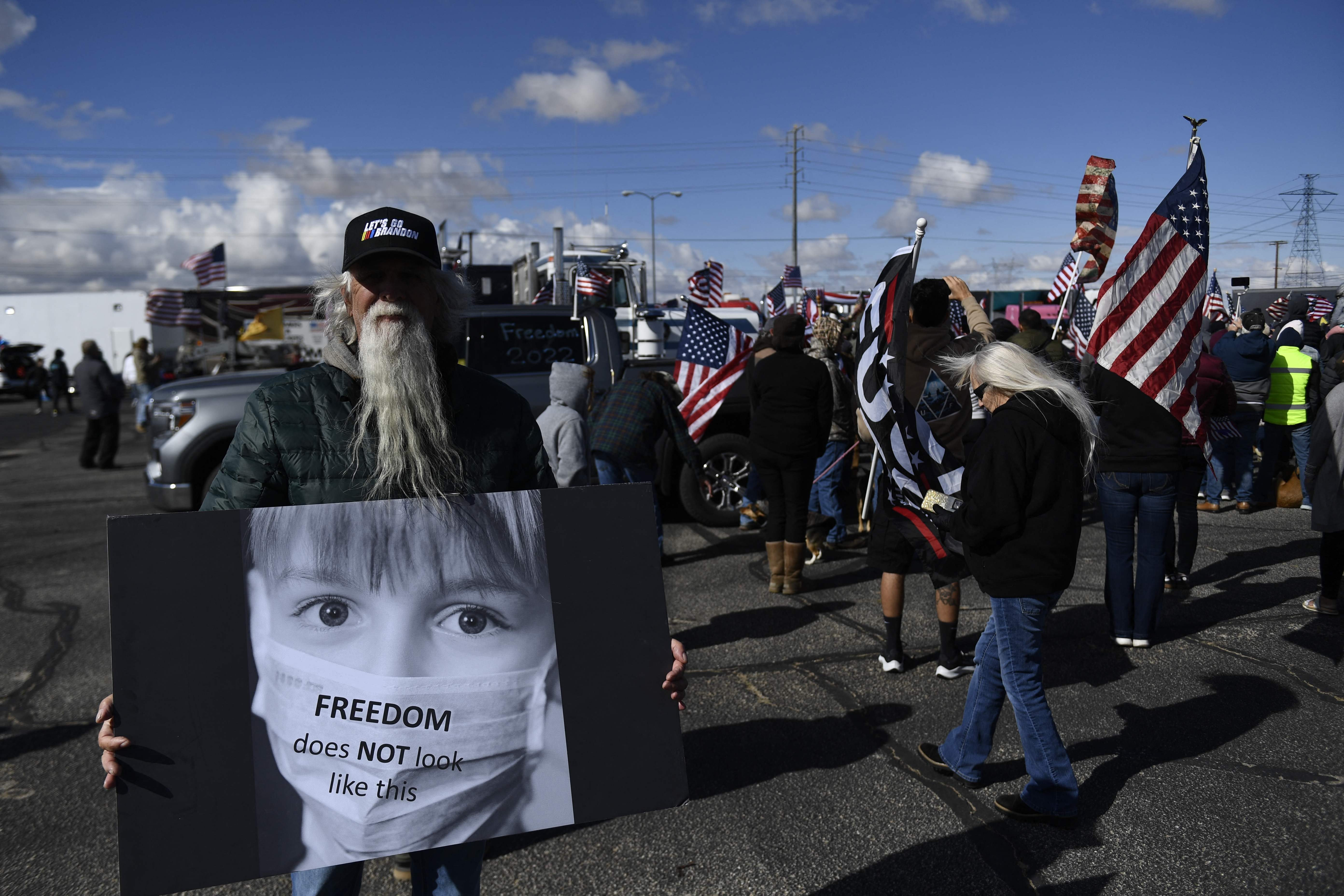Warga dan pengemudi truk berunjuk rasa menolak vaksin Covid-19 dan kewajiban pakai masker di  Adelanto, California, AS, Rabu (23/2).