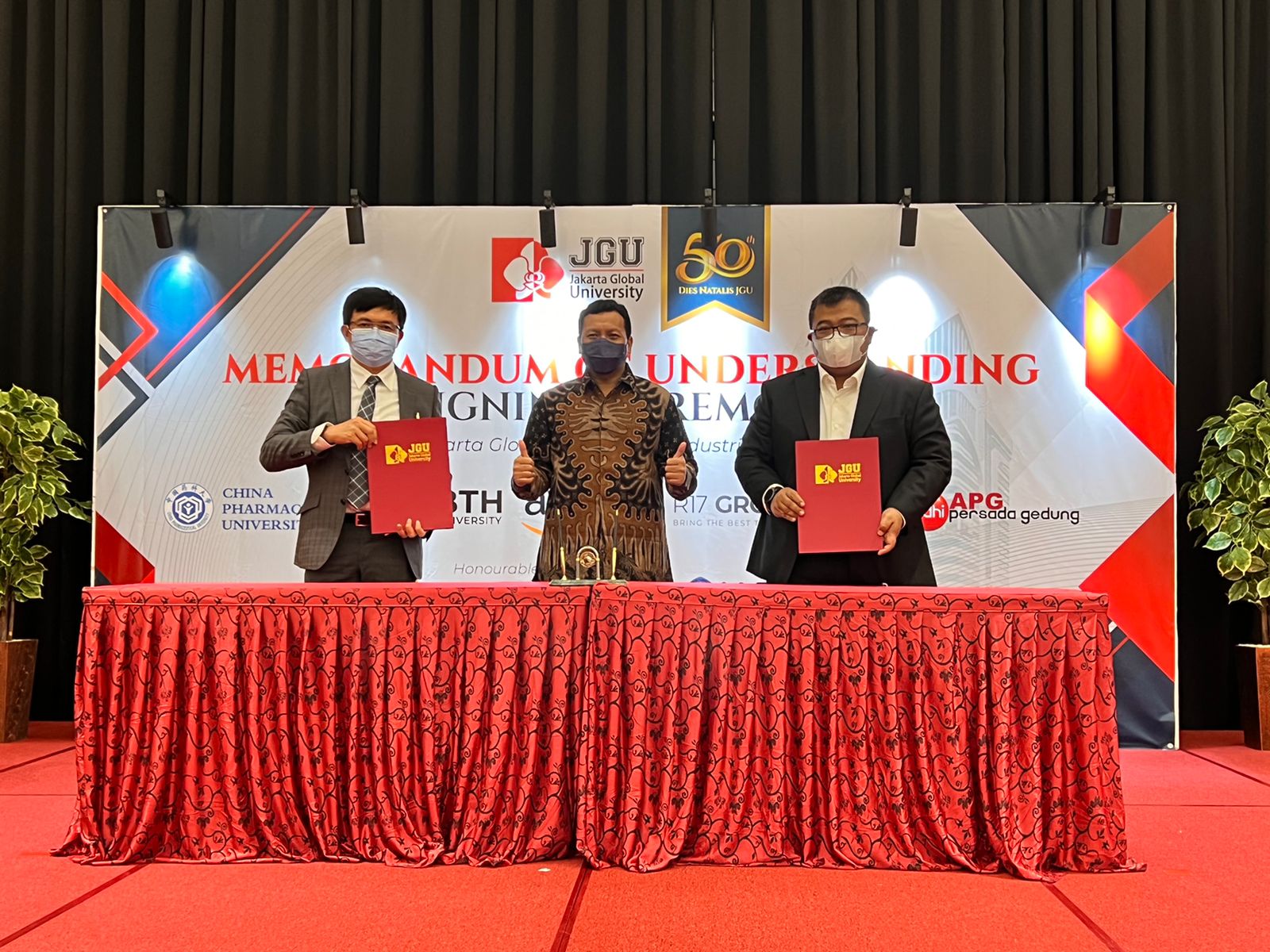 Penandatanganan nota kesepahaman (MoU) yang diadakan Jakarta Global University (JGU) dengan R17 Group, di Depok, Kamis (24/2)