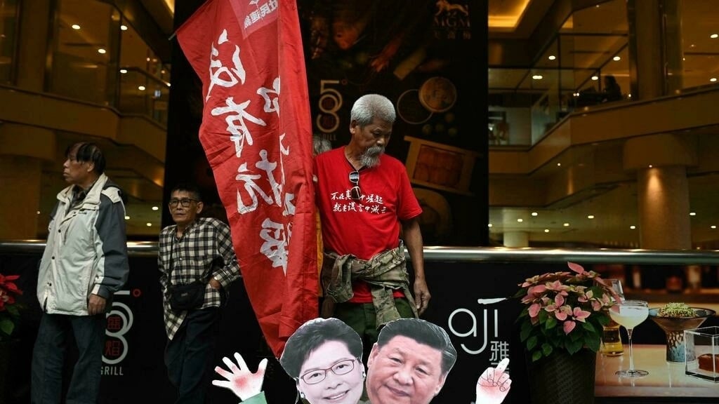 Aktivis pro-demokrasi Hong Kong, Koo Sze-yiu (tengah), saat berunjuk rasa pada December 2019.