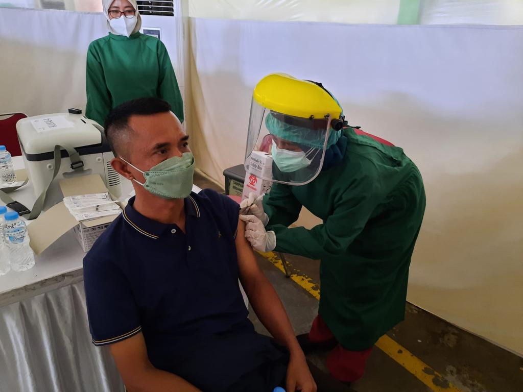 Salah seorang tenaga kesehatan tengah menyuntikan vaksin.