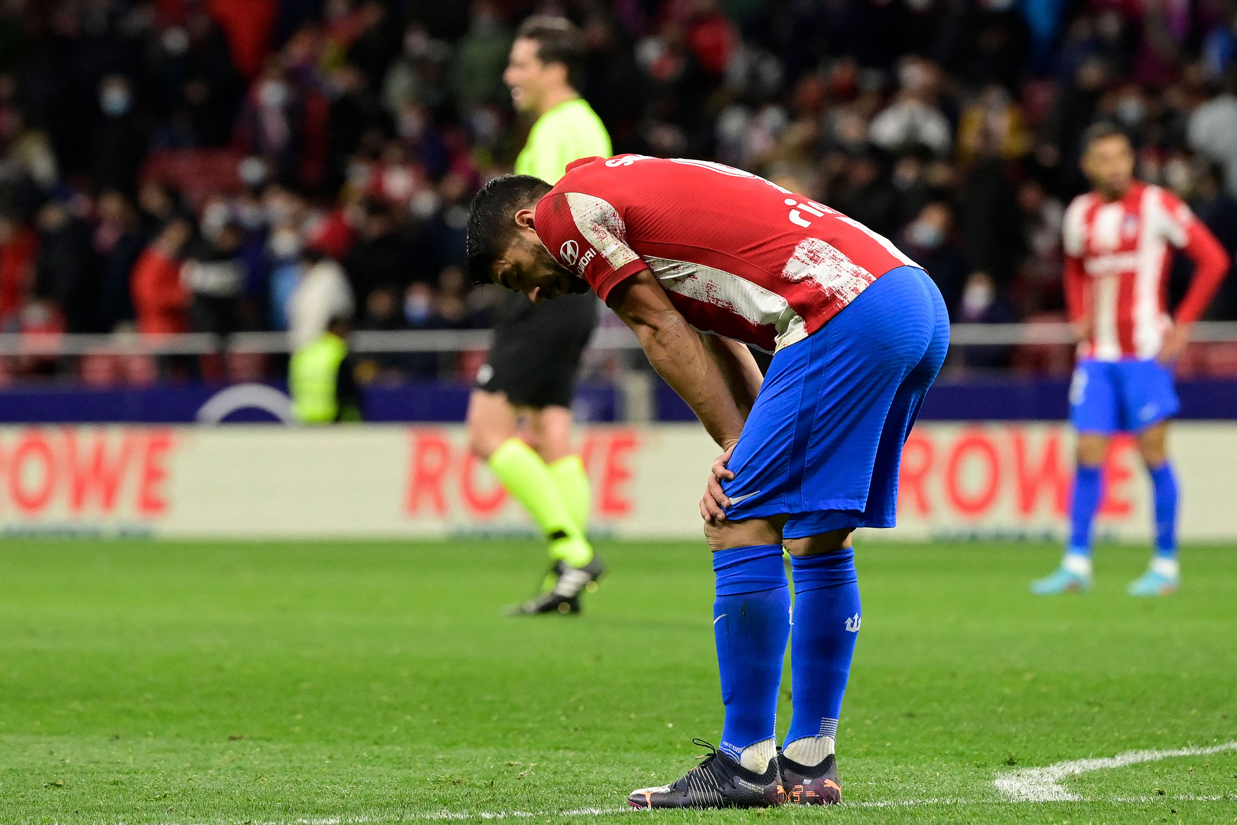 Penyerang Atletico Madrid Luis Suarez beraksi di akhir laga La Liga melawan Levante.