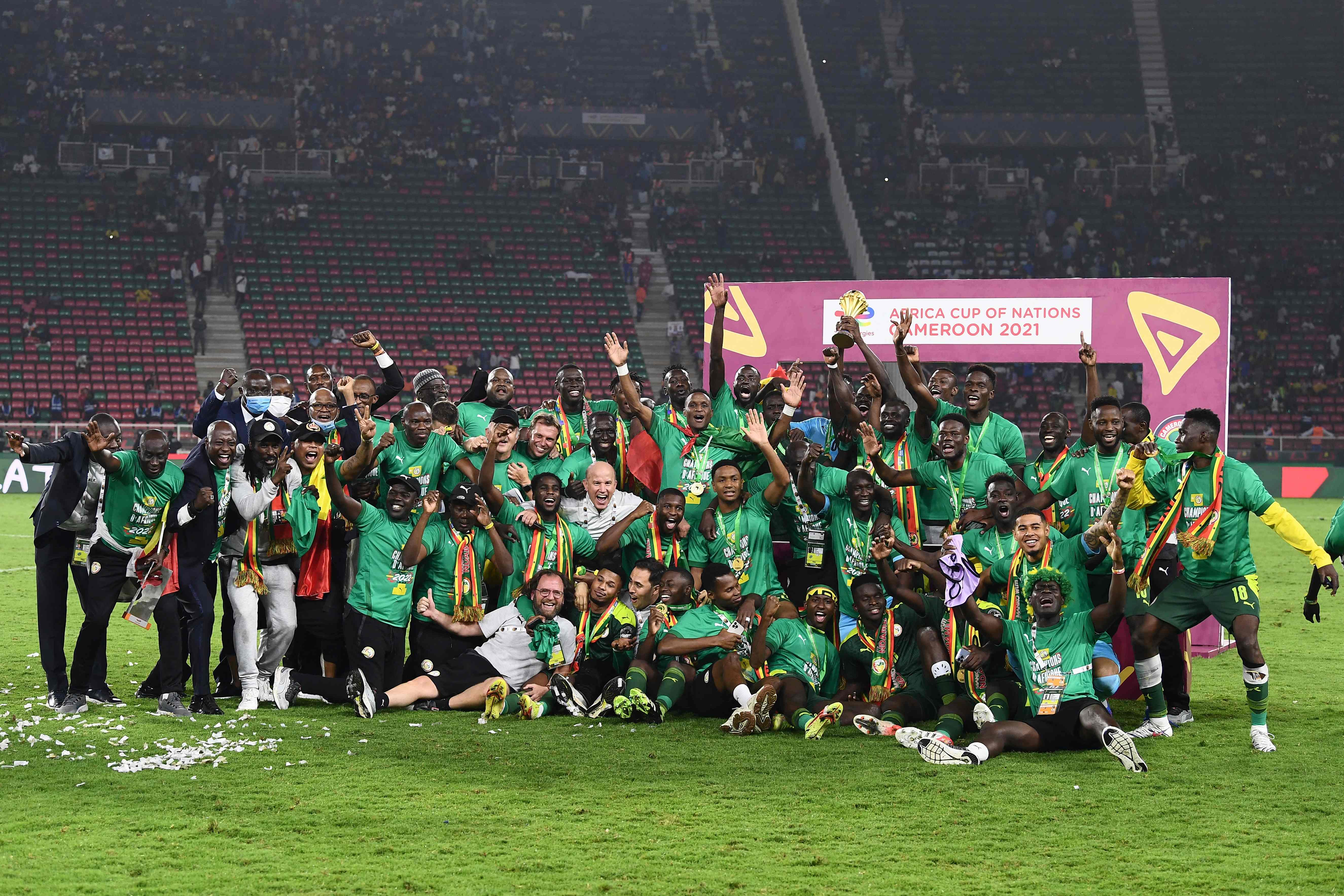 Timnas Senegal merayakan keberhasilan mereka menjadi juara Piala Afrika