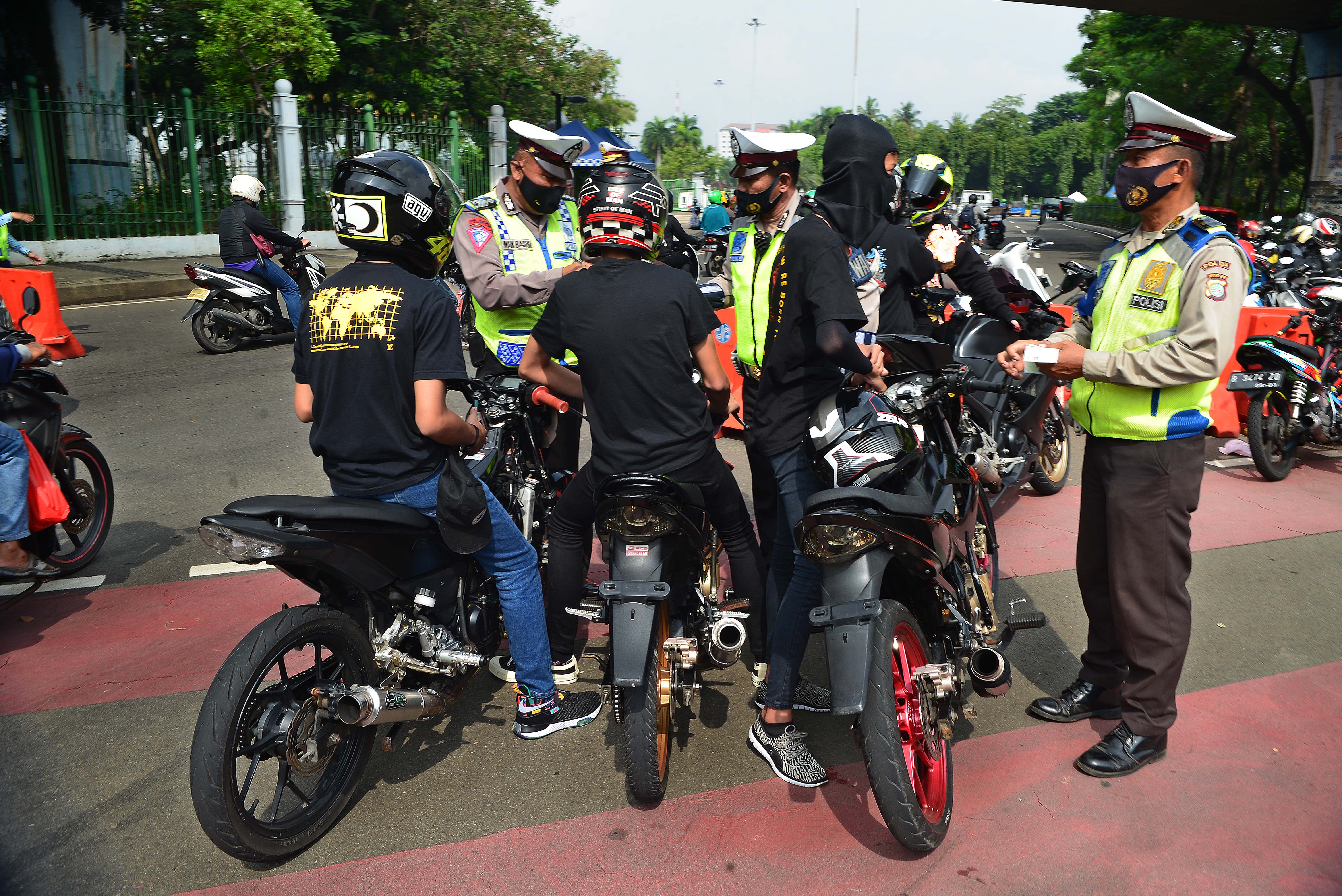 Polisi melakukan razia