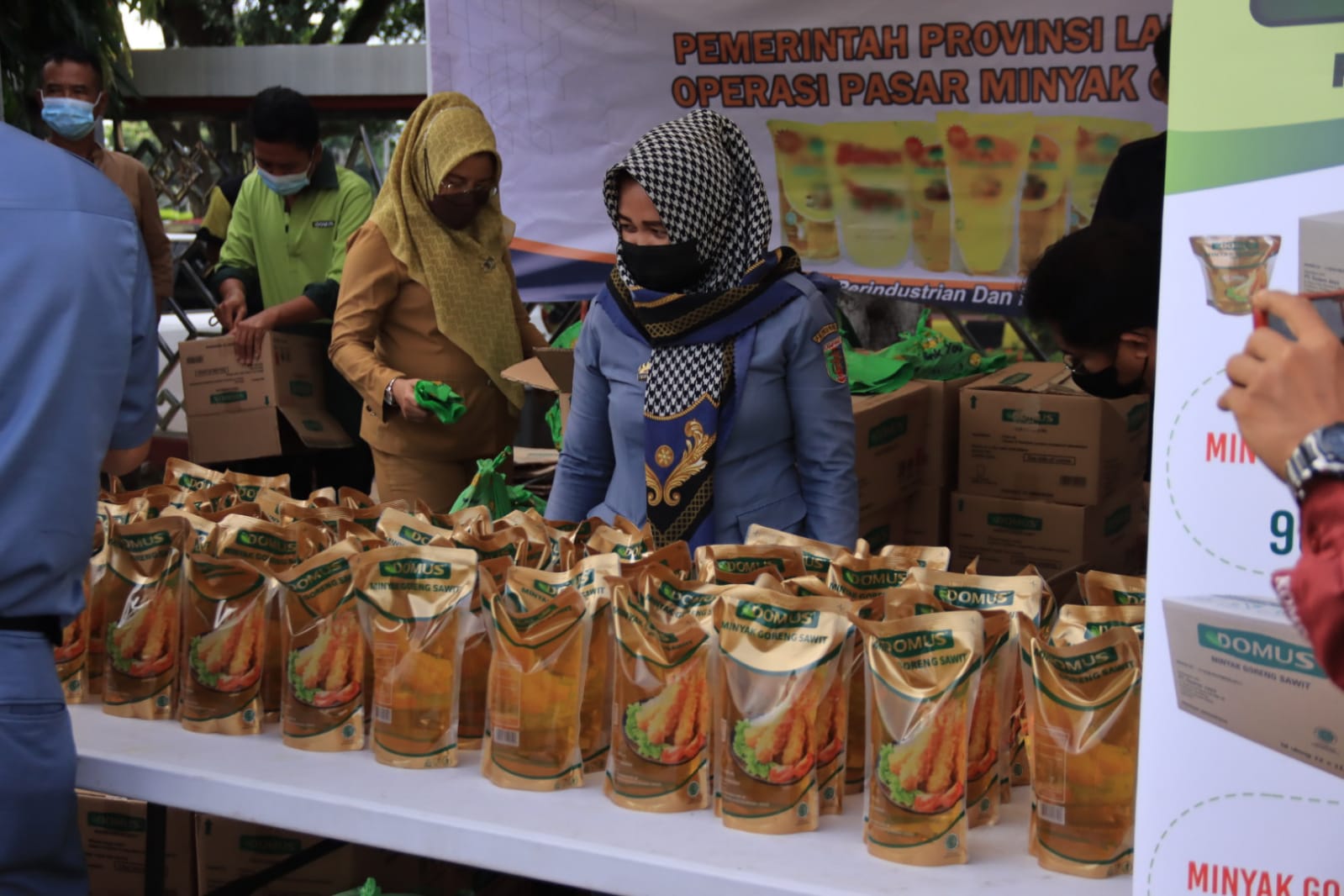 Operasi pasar minyak goreng di Lapangan Korpri Komplek Kantor Gubernur Lampung, Senin (7/2).