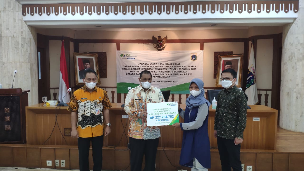 Wakil Wali Kota Jakarta Utara Juaini memberikan santunan kematian dari program JKK kepada hali waris anggota PPSU.  