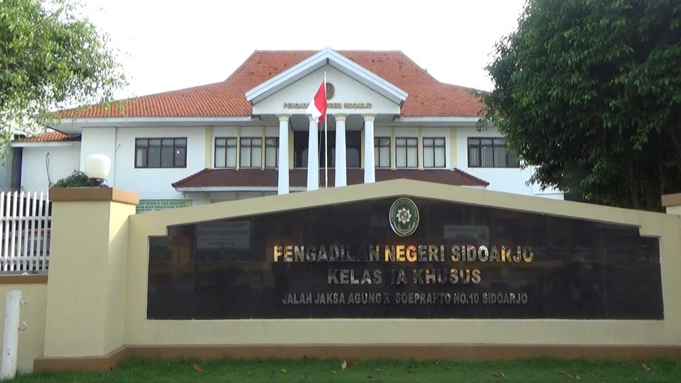 Pengadilan Negeri Sidoarjo menyidangkan gugatan class action ribuan buruh pabrik rokok kecil yang menggugat Kanwil BC Jatim 1