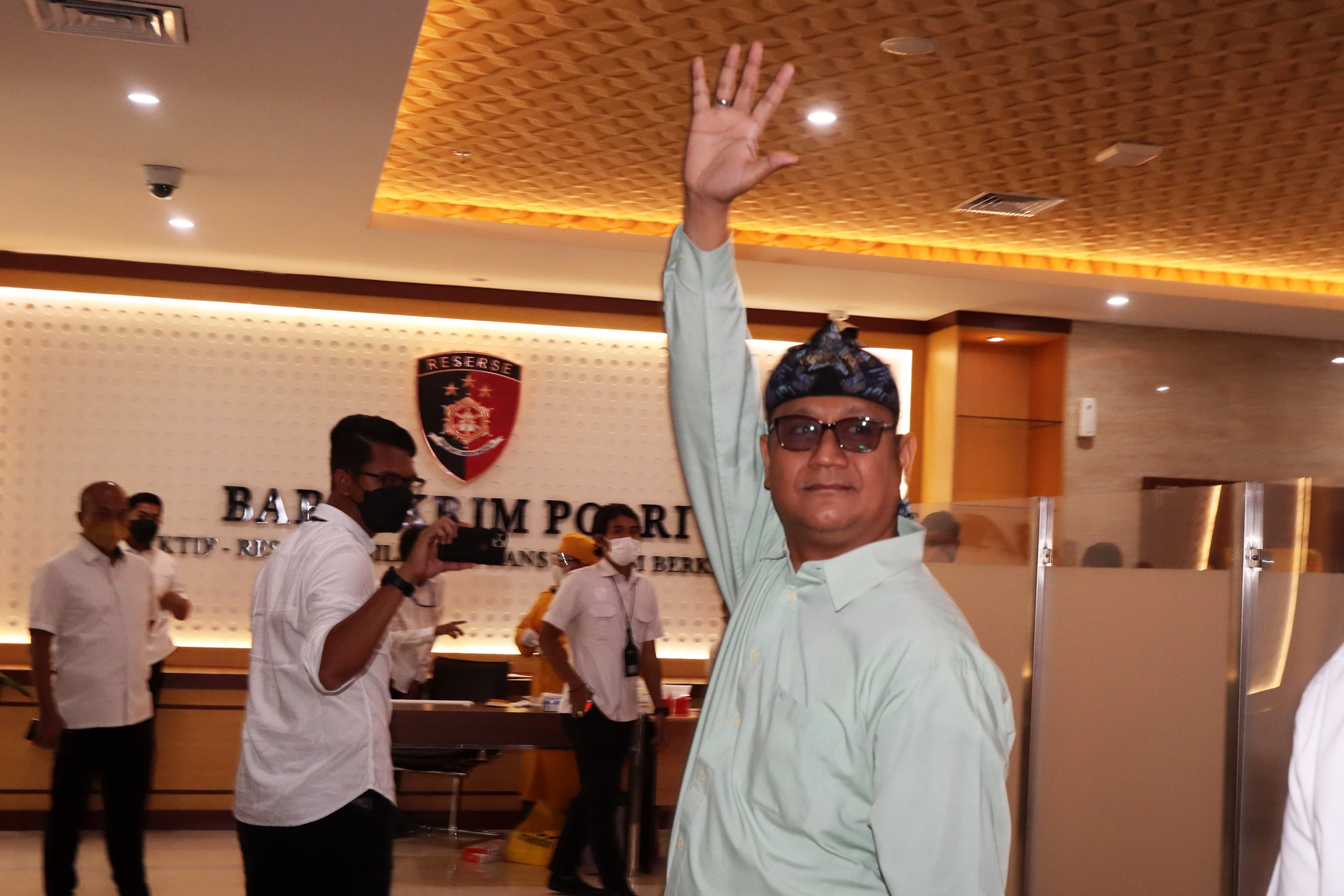 Pegiat media sosial, Edy Mulyadi melambaikan tangan saat tiba di Bareskrim Polri, Jakarta, Senin (31/1).