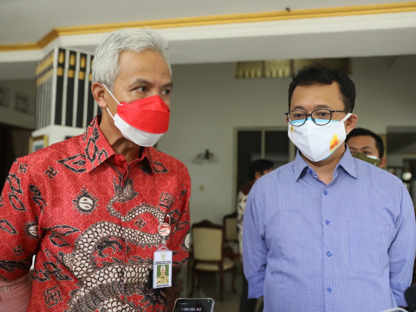 Gubernur Jateng Ganjar Pranowo bersama Komisi Nasional Hak Asasi Manusia Beka Ulung di rumah dinas Puri Gedeh, Semarang, Jumat (11/2). 