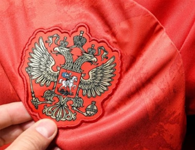 Logo Federasi Sepak Bola Rusia terlihat di jersey timnas Rusia.